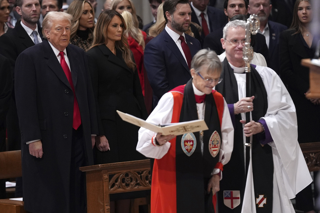 El presidente Donald Trump, a la izquierda, observa cómo la reverenda Mariann Budde, segunda a la derecha, llega al servicio nacional de oración en la Catedral Nacional de Washington, el martes 21 de enero de 2025, en Washington. (Foto AP/Evan Vucci)