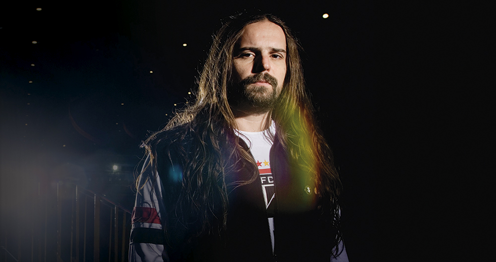 Las rencillas internas y los problemas familiares casi acaban con la banda, pero Sepultura sigue girando, sigue grabando y sigue tocando por cuenta de la persistencia de este guitarrista nacido en São Paulo en 1968.