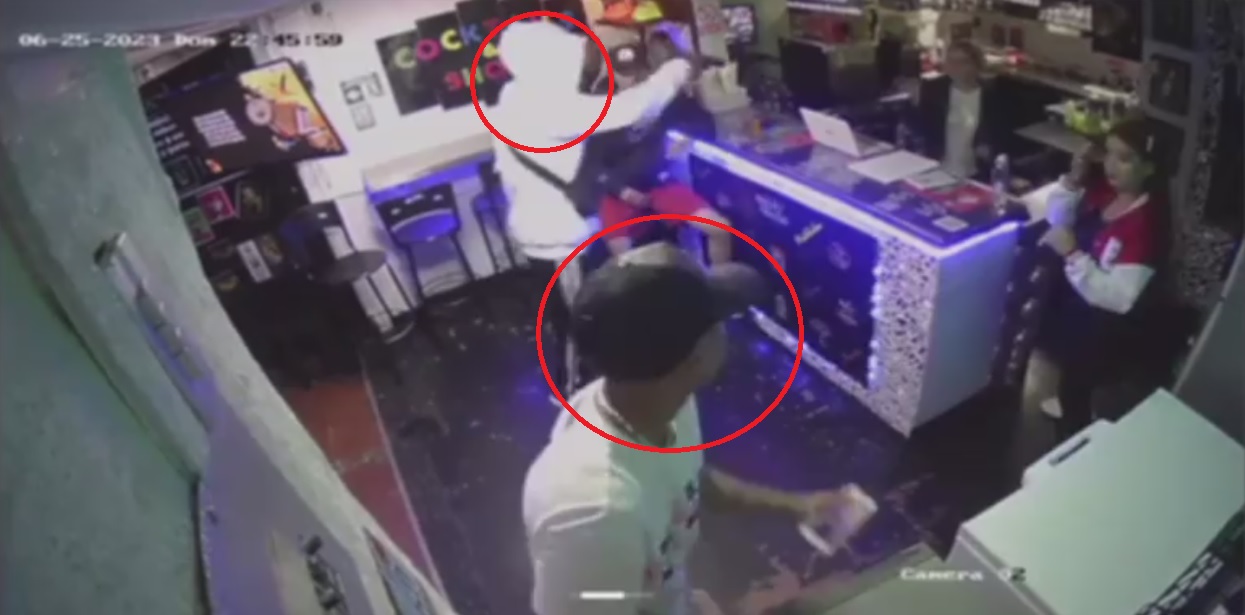 Los presuntos ladrones vestían prendas blancas al momento de ingresar al establecimiento a robar.