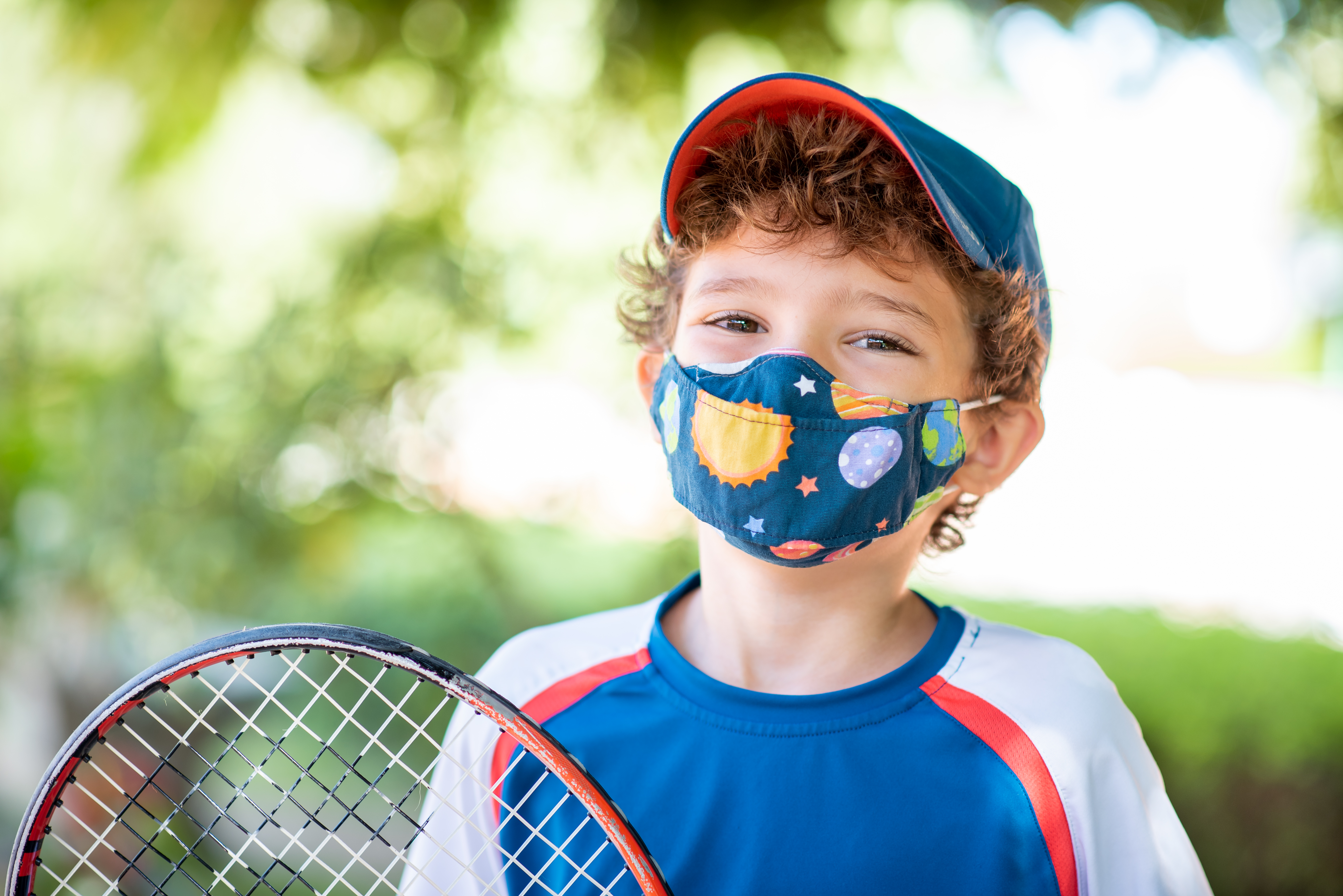 Sonriendo detrás de la máscara - máscara de tela niños covid