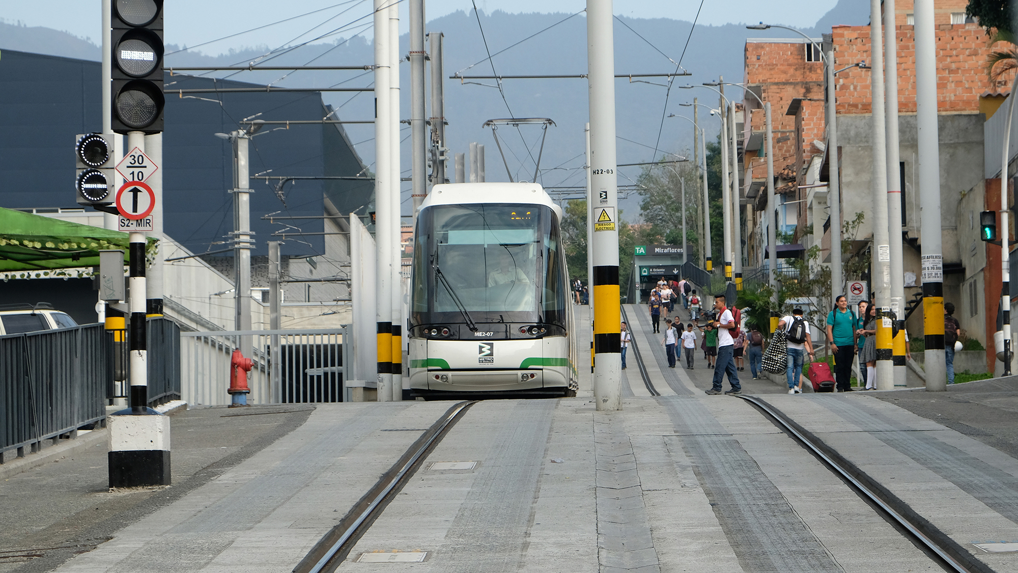MEDELLÍN, COLOMBIA - 13 DE FEBRERO DE 2019: Un tranvía de Ayacucho sale de la estación de Miraflores el 13 de febrero de 2019 en Medellín, Colombia. El Tranvía de Ayacucho (o Tranvía de Medellín) es un sistema de tranvía Translohr que da servicio al Área Metropolitana del Valle de Aburrá en Medellín, Antioquia, Colombia. Inició operaciones de prueba el 20 de octubre de 2015. La línea de tranvía consta de 9 estaciones, tres de las cuales permiten intercambios con el Metro de Medellín y los sistemas de Metrocable. El Tranvía de Ayacucho es operado por el Metro de Medellín y es el único tranvía (con llantas de goma o de otro tipo) en Colombia. (Foto de Kaveh Kazemi/Getty Images)