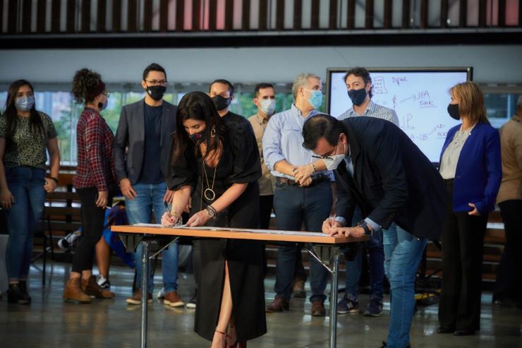 Firma del acuerdo de matrícula cero con universidades de Medellín.