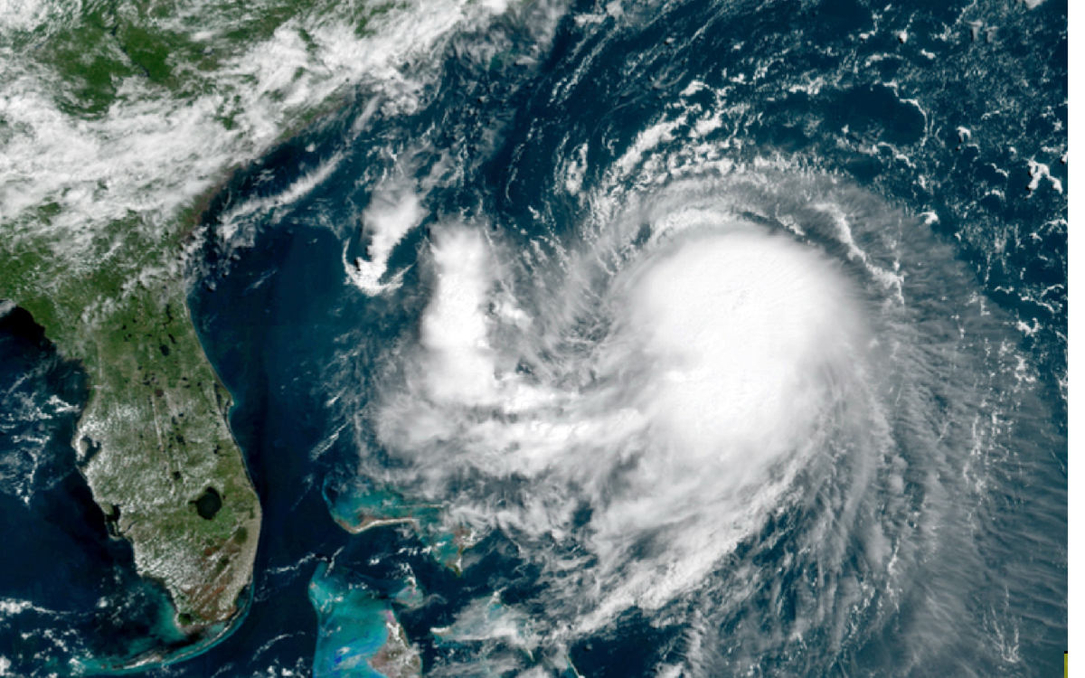 Los meteorólogos advirtieron sobre vientos violentos, el riesgo de inundaciones repentinas y marejadas, mientras la tormenta se agitaba en el Atlántico y se espera que toque tierra el domingo.