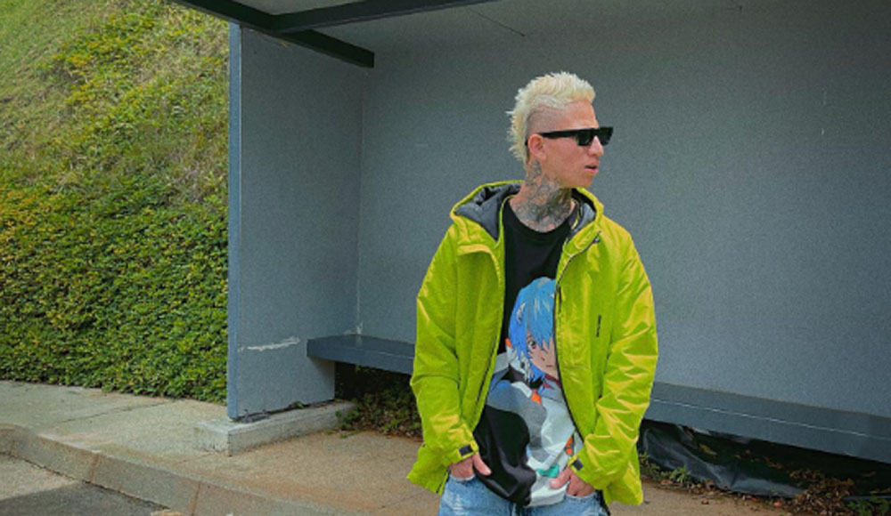 El influencer le sacó chistes a sus zapatos a través de una publicación en Instagram.