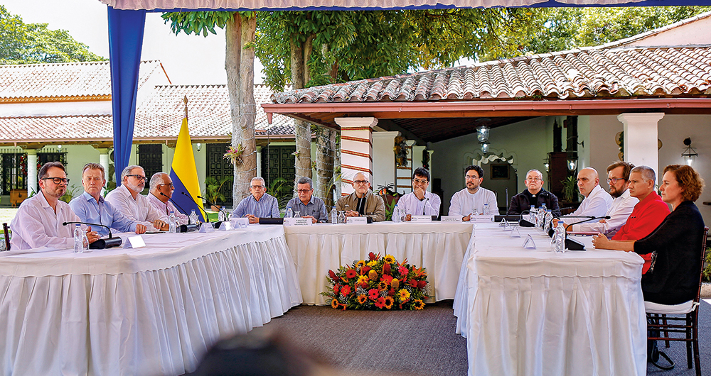    La fase exploratoria se concretó el 11 de agosto, cuando unos delegados del Gobierno Petro viajaron a Cuba en compañía de la ONU y la Iglesia. Después del intercambio de ideas, se encontraron de nuevo en Venezuela. 