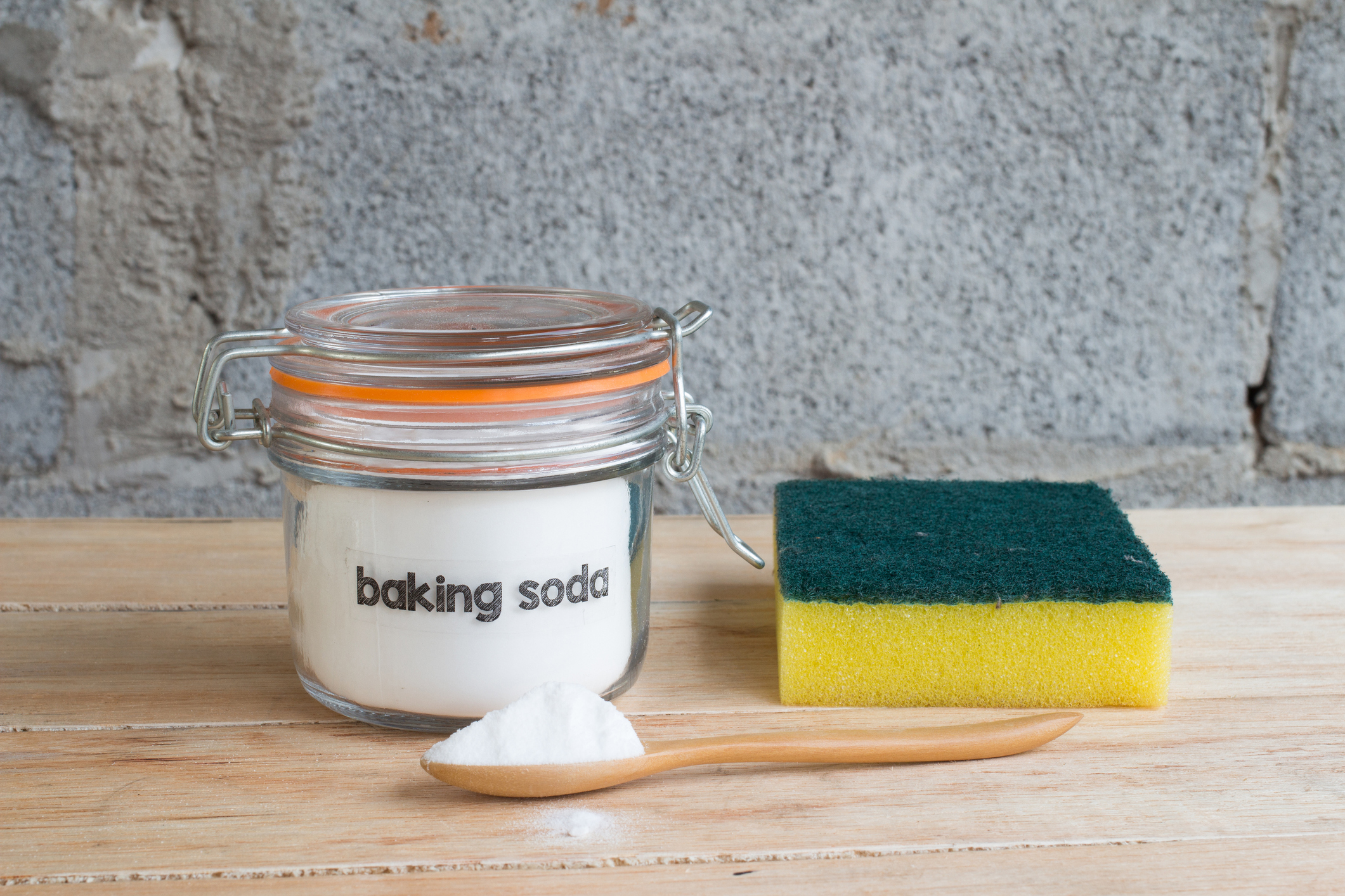 El bicarbonato de sodio tiene componebtes que ayudan a desengrasar la loza,