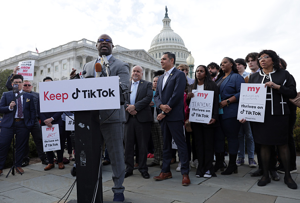 Creadores de Contenido protestan por bloqueos contra TikTok por parte del gobierno de los Estados Unidos. Foto: Getty Images.