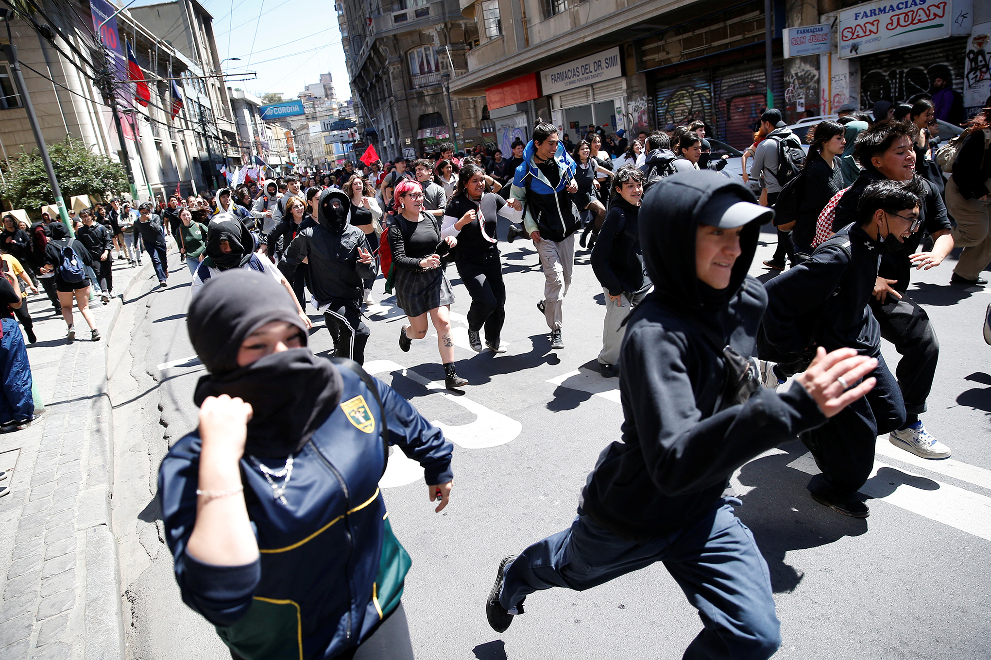Los manifestantes corren durante una manifestación en el tercer aniversario de las protestas y disturbios que sacudieron el país en 2019, en Valparaíso, Chile, el 18 de octubre de 2022.