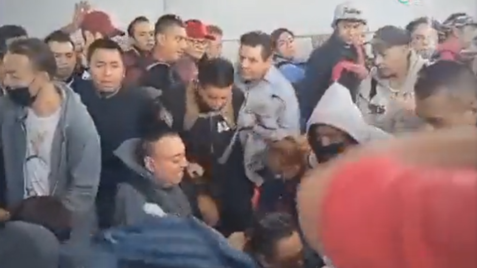 La cantidad de usuarios provocó lesiones en varias personas.