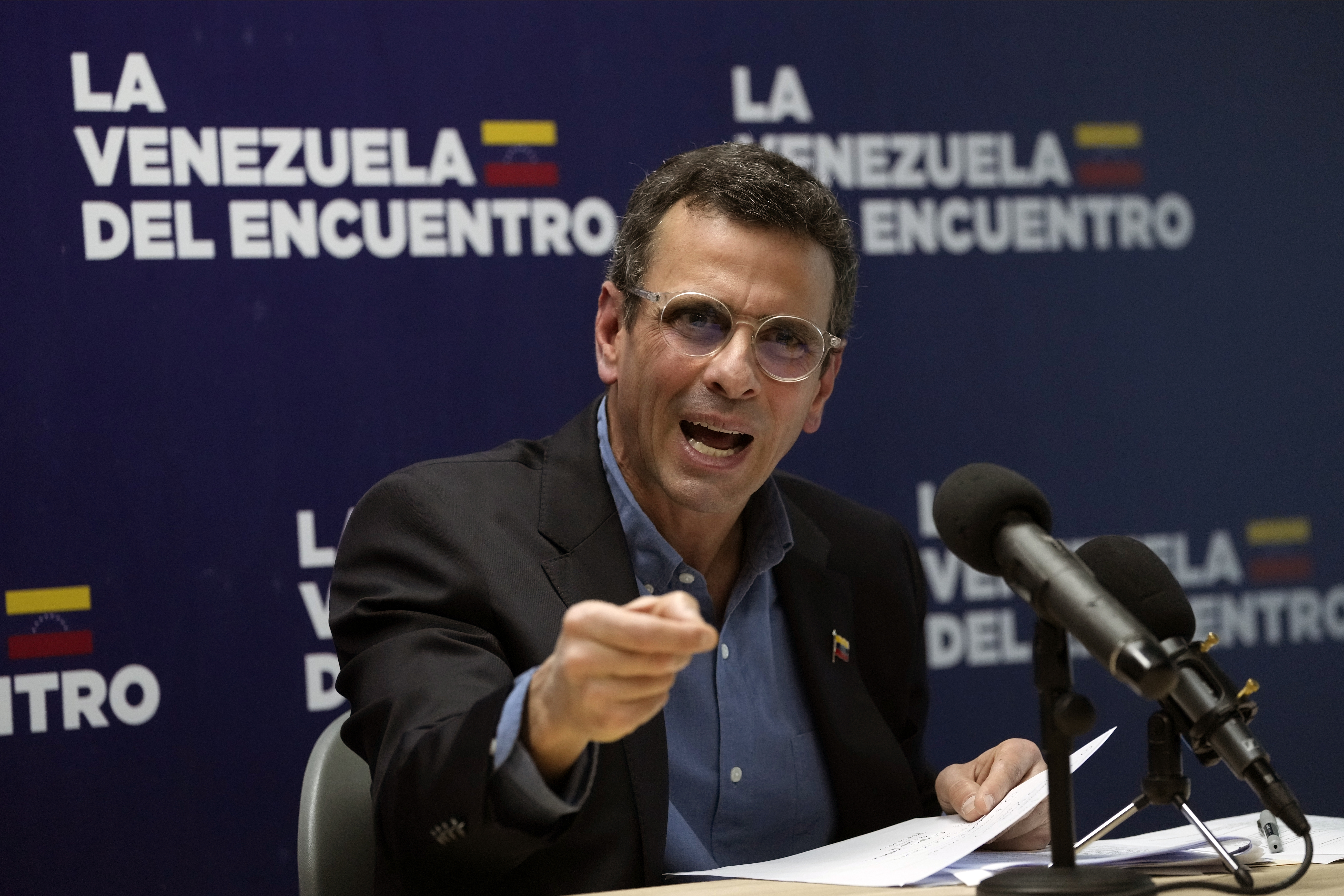 El líder opositor Henrique Capriles, del partido Primero Justicia, da una conferencia de prensa en Caracas, Venezuela, el lunes 13 de marzo de 2023. Capriles es el representante de su partido para las elecciones primarias de la oposición del 22 de octubre que seleccionarán a un solo candidato para representar a la oposición. En las elecciones presidenciales de 2024. (AP Photo/Ariana Cubillos)
