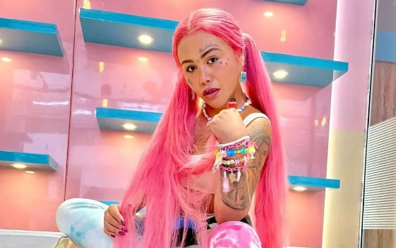 Empresaria de fajas e influenciadora colombiana.