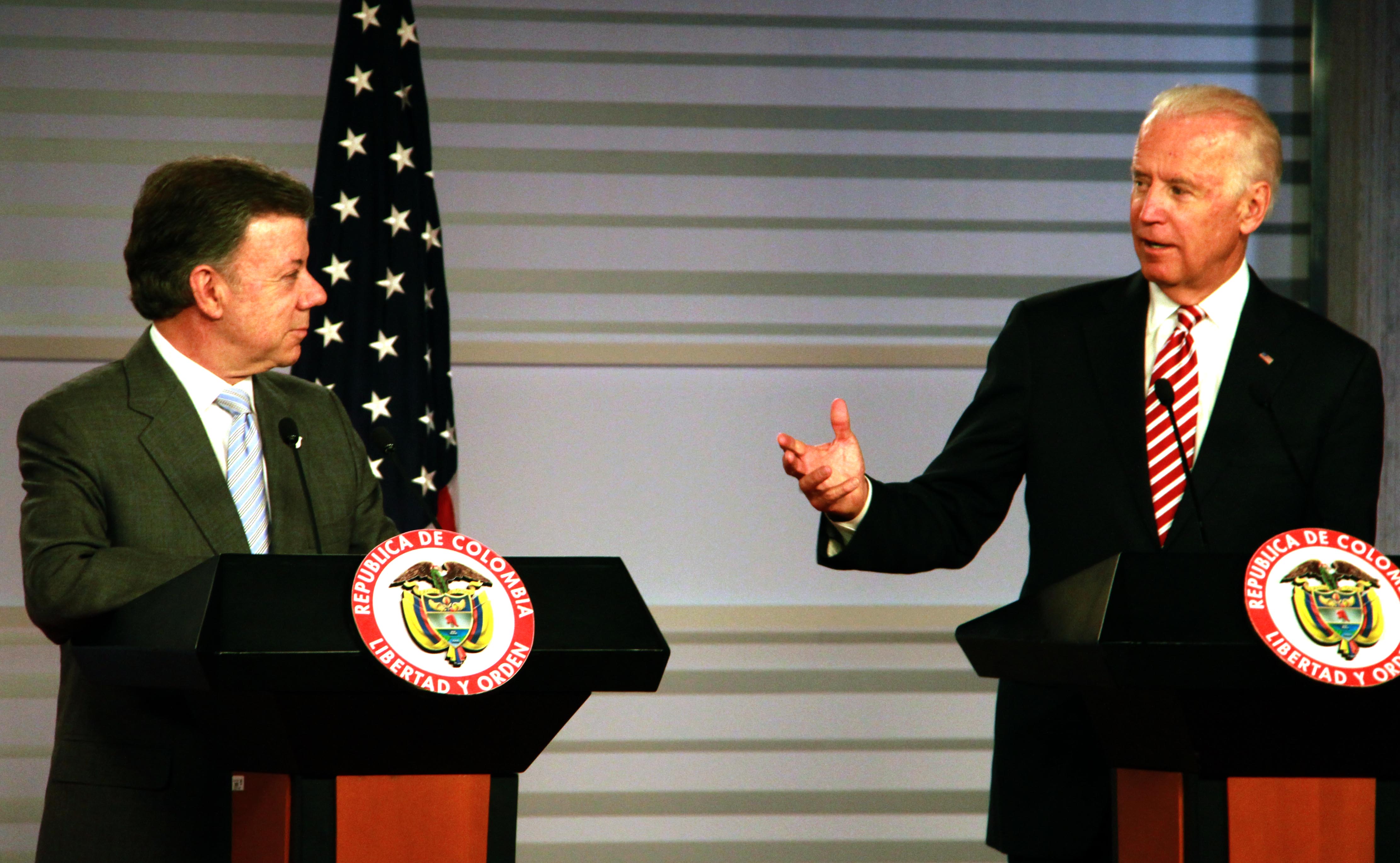 PALACIO PRESIDENCIAL, BOGOTá, COLOMBIA - 2014/06/18: Colombian President Juan Manuel Santos talks with U.S. Vice President Joe Biden during his visit to the Presidential Palace in Bogotá. The two Governments will begin negotiations to eliminate the visa for Colombian citizens as part of the Visa Waiver Program. (Photo by César Mariño García/Pacific Press/LightRocket via Getty Images)