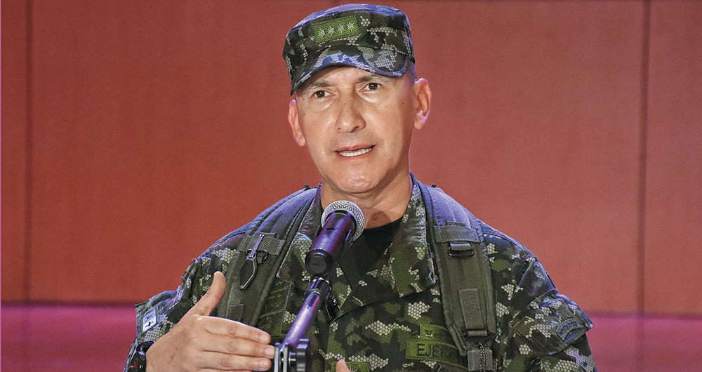 general luis mauricio ospinaComandante del Ejército 