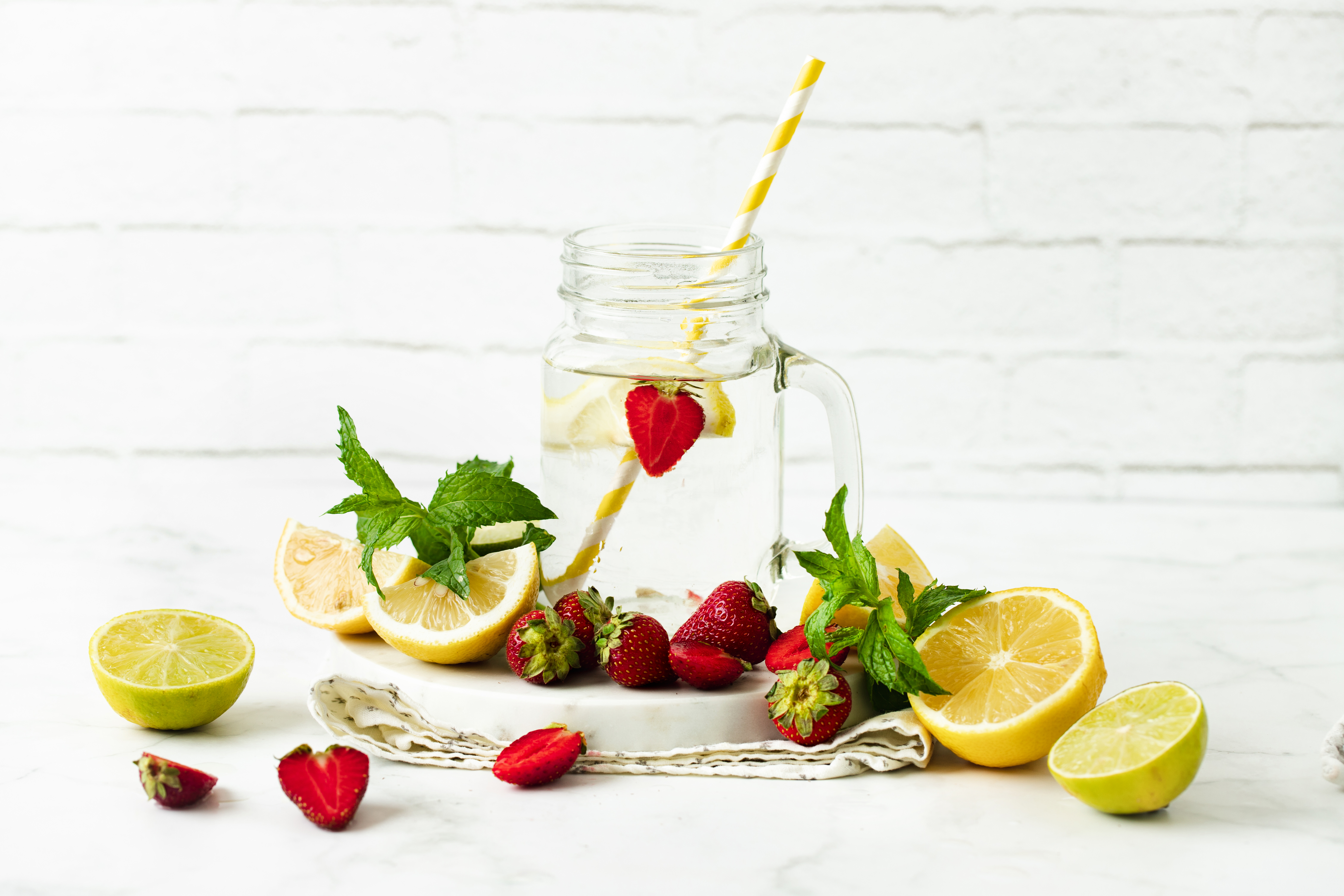 Las aguas detox se preparan con frutas o verduras.