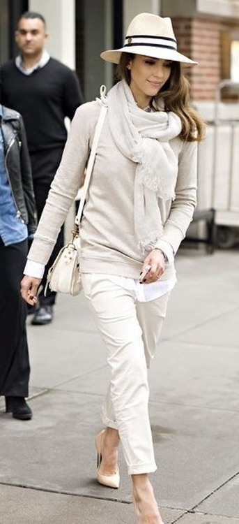 Cómo combinar un pantalón de color caqui o beige