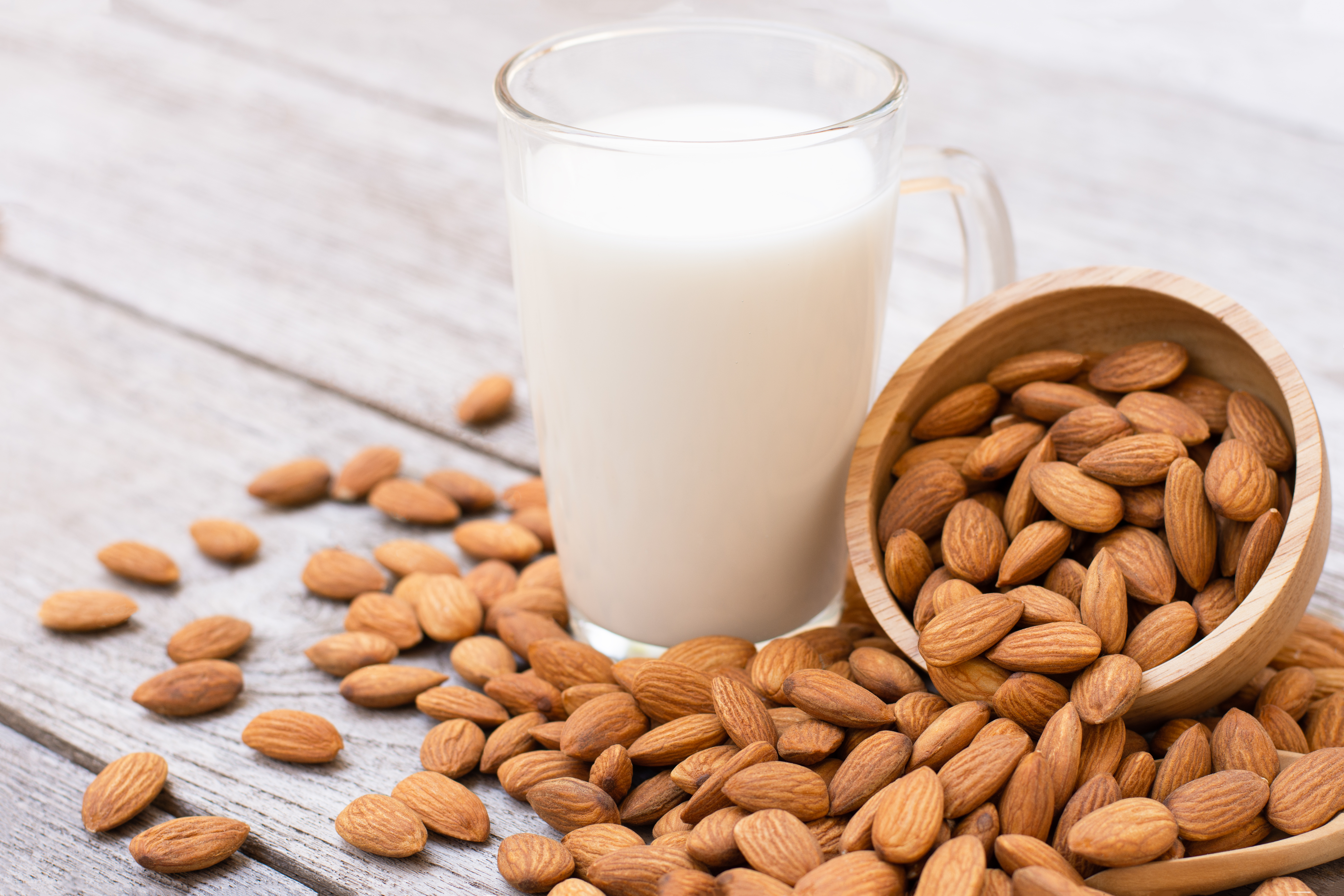 ¿Cómo tomar la leche de almendras para bajar de peso?