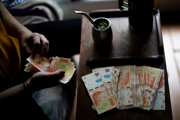 Pero vino una devaluación de cerca de 20%, anunciada el 14 de agosto después de las primarias que anteceden a los comicios generales del 22 de octubre, y los insumos -todos en dólares- aumentaron. (Photo by Tomas Cuesta/Getty Images)