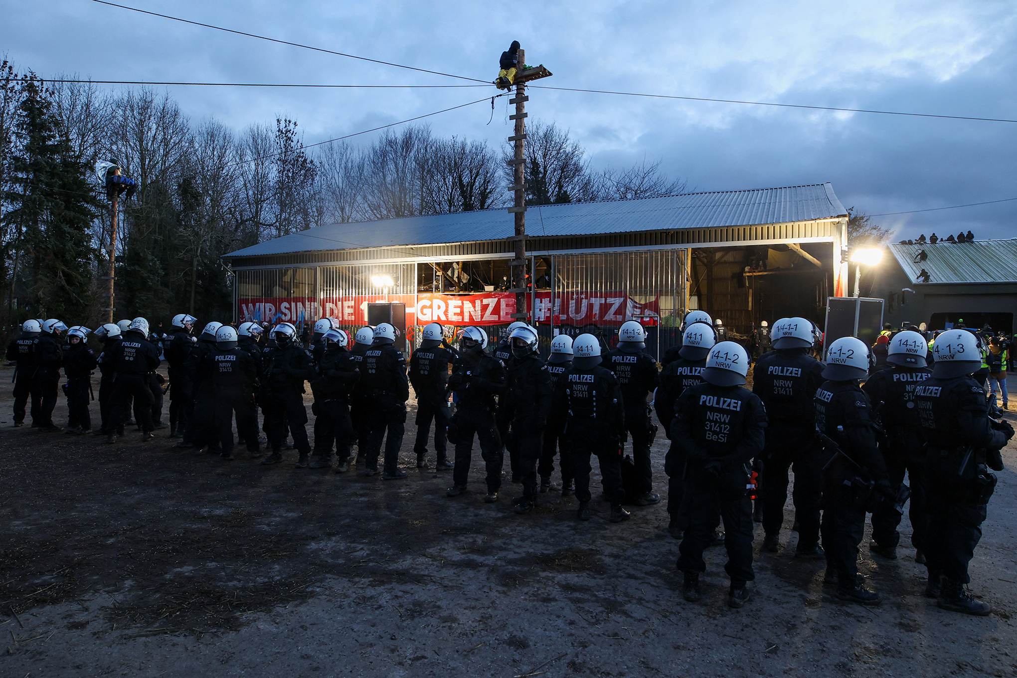 Los agentes de policía hacen guardia mientras los activistas organizan una sentada de protesta contra la expansión de la mina de lignito a cielo abierto Garzweiler de la empresa de servicios públicos alemana RWE, en Luetzerath, Alemania, el 11 de enero de 2023.