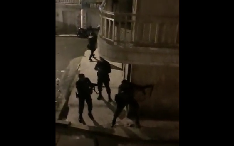 Miembros de la fuerza pública cruzan disparos con bandas delincuenciales en Buenaventura, Valle del Cauca.