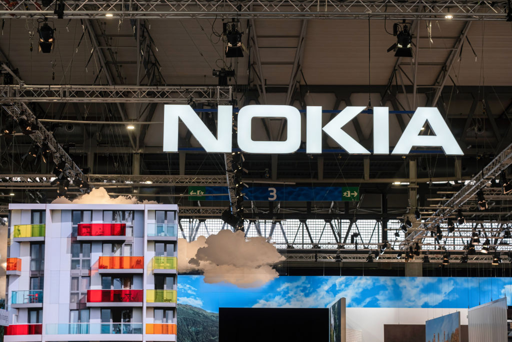 BARCELONA, ESPAÑA - 2022/03/02: Se ve un logotipo de Nokia durante el Mobile World Congress 2022. El tercer día del Mobile World Congress 2022 tiene lugar en Barcelona. (Foto de Paco Freire/SOPA Images/LightRocket vía Getty Images)