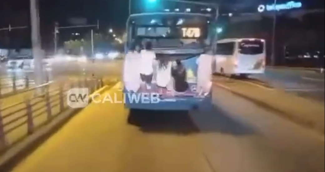 Los menores iban colgado de un bus que cubría la ruta T47B.