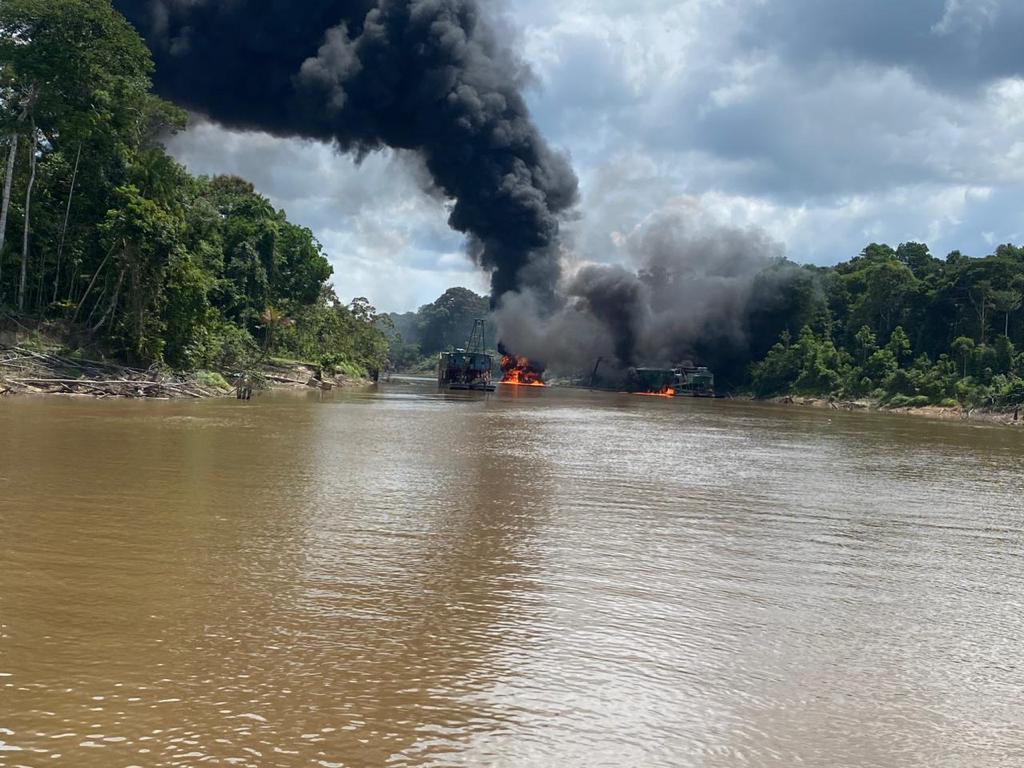 Momento de la intervención a la maquinaría usada para extraer oro ilegal en frontera entre Colombia y Brasil.
