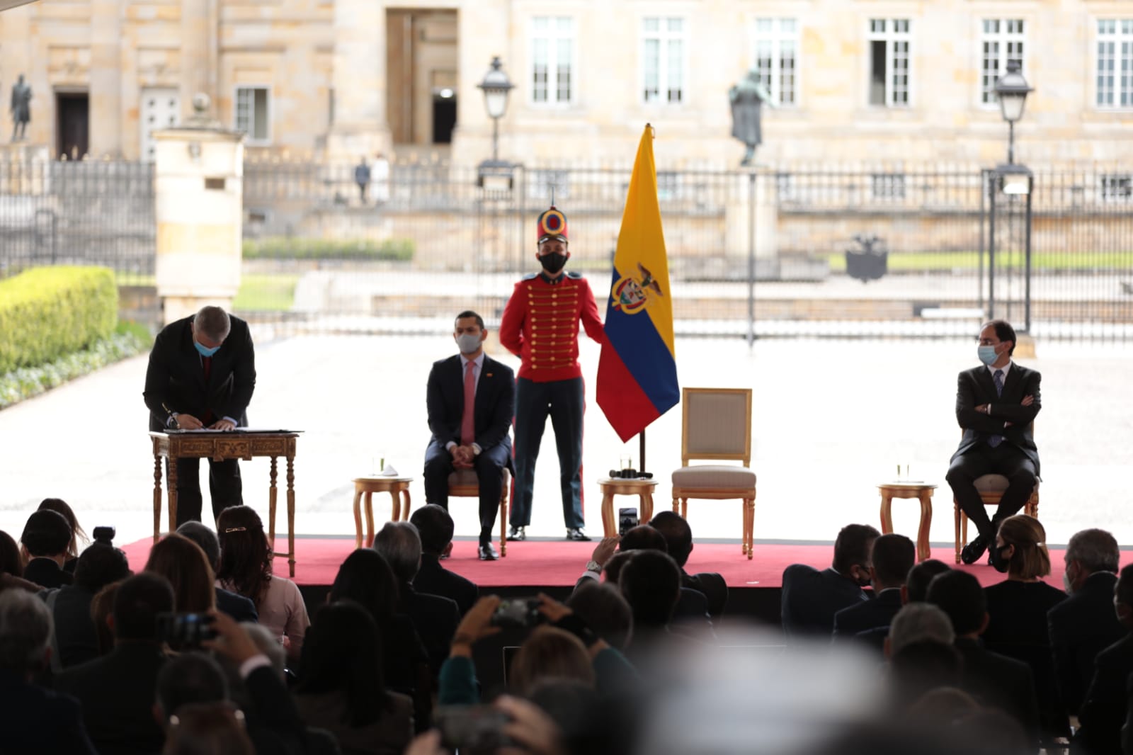 El presidente Iván Duque, durante la firma de la ley de reforma tributaria.