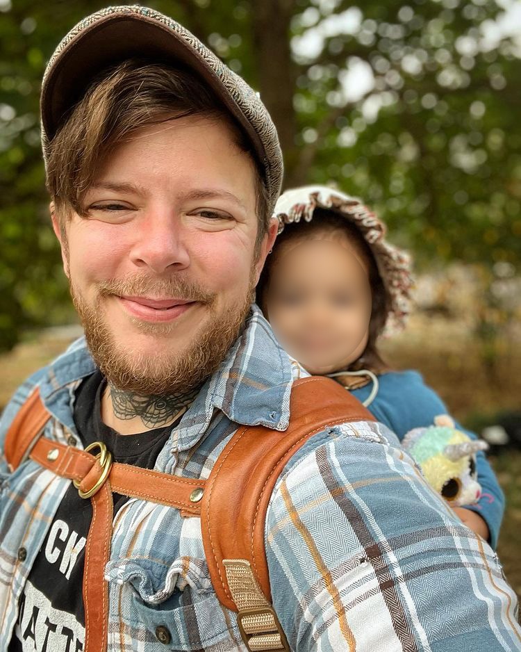 Padre transgénero quedó embarazo y tuvo a una niña.