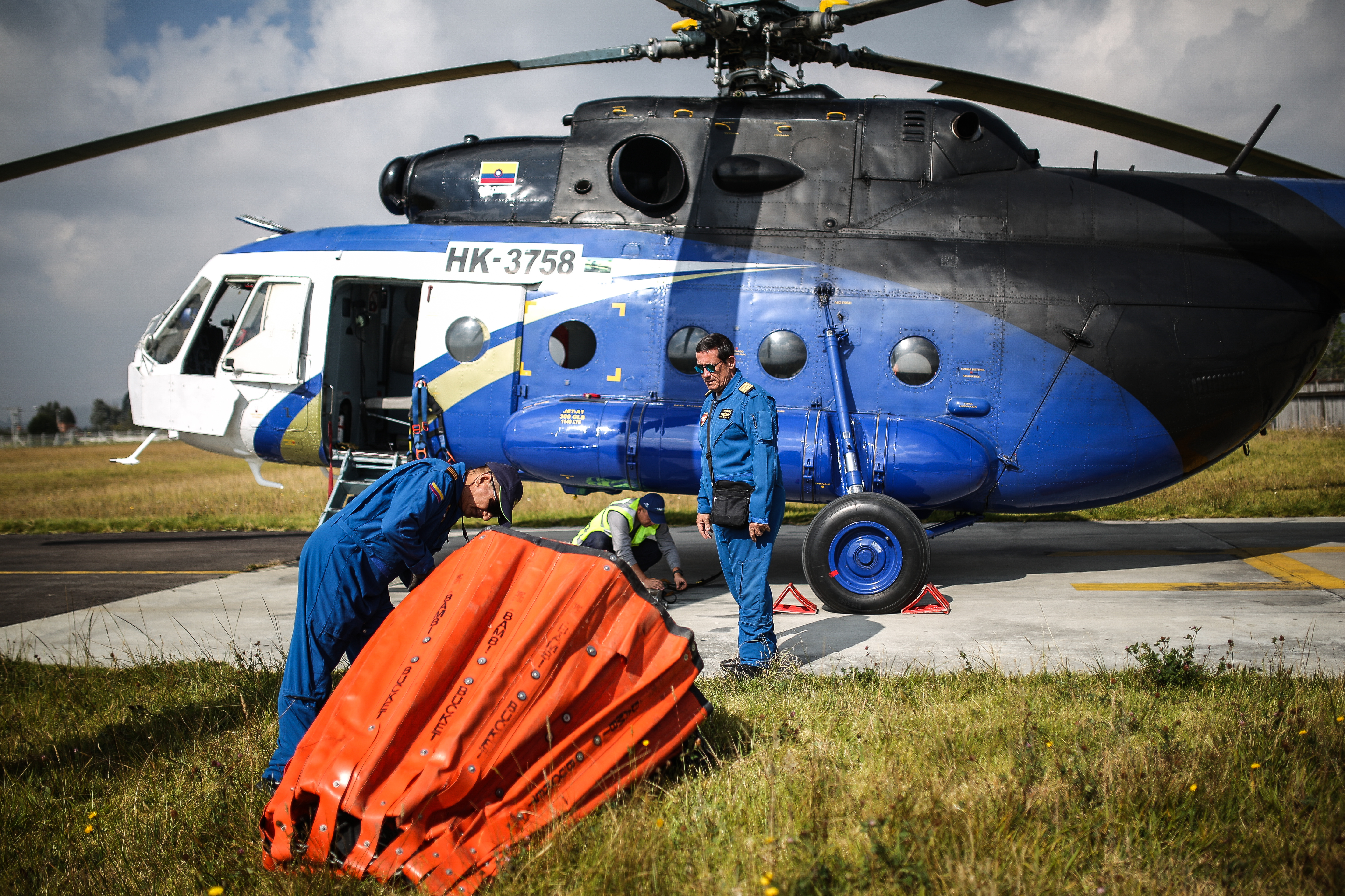 Una gigantesca operación que requiere la mayor coordinación para dirigir los  helicópteros por primera vez la Fuerza Aérea Colombiana, aviación del Ejército Nacional, Policia Nacional,  Bomberos y helicópteros de Helistar  unen esfuerzos para contrarrestar desde el aire esta conflagración.