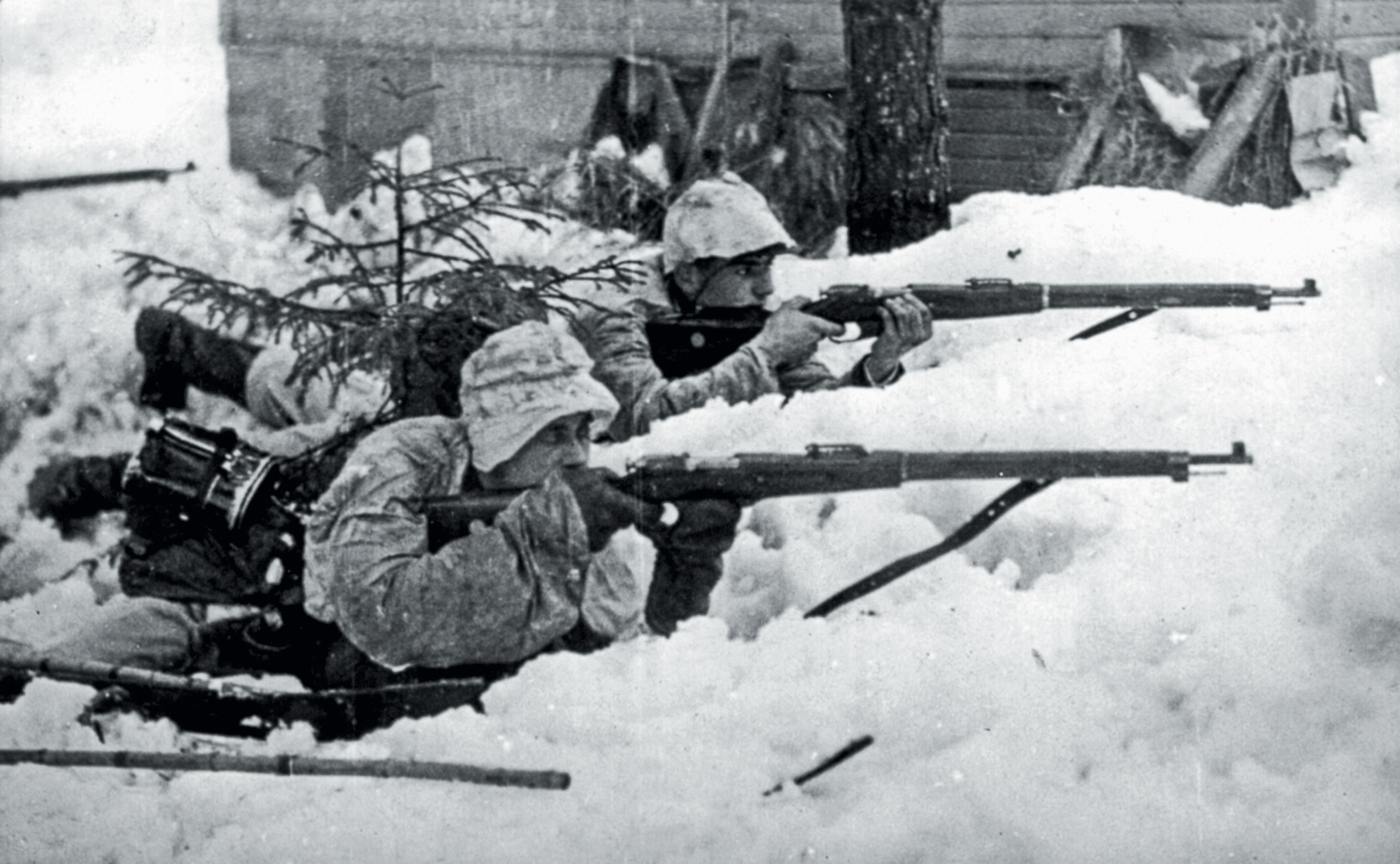 Las tácticas de Häyhä incluían la construcción de fuertes de nieve compacta para mitigar la vibración del disparo y así pasar inadvertido.