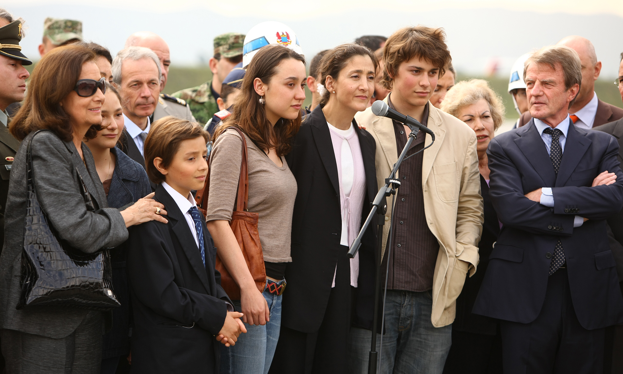 INGRID BETANCOURT RENCUENTRO CON SUS HIJOS Melanie y Lorenzo Delloye - AEROPUERTO CATAMBOGOTA JULIO 3 - 2008FOTO GUILLERMO TORRES - REVISTA SEMANA