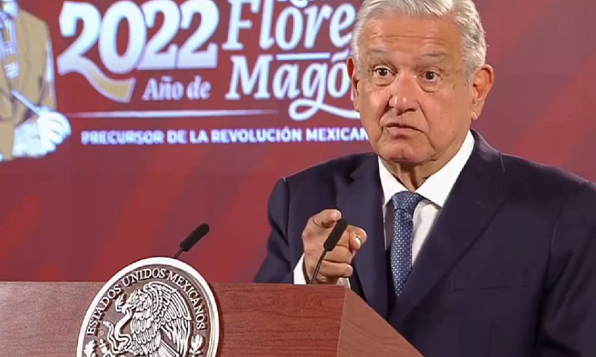 Presidente de México atribuye matanza en Michoacán a guerra de clanes narcotraficantes.