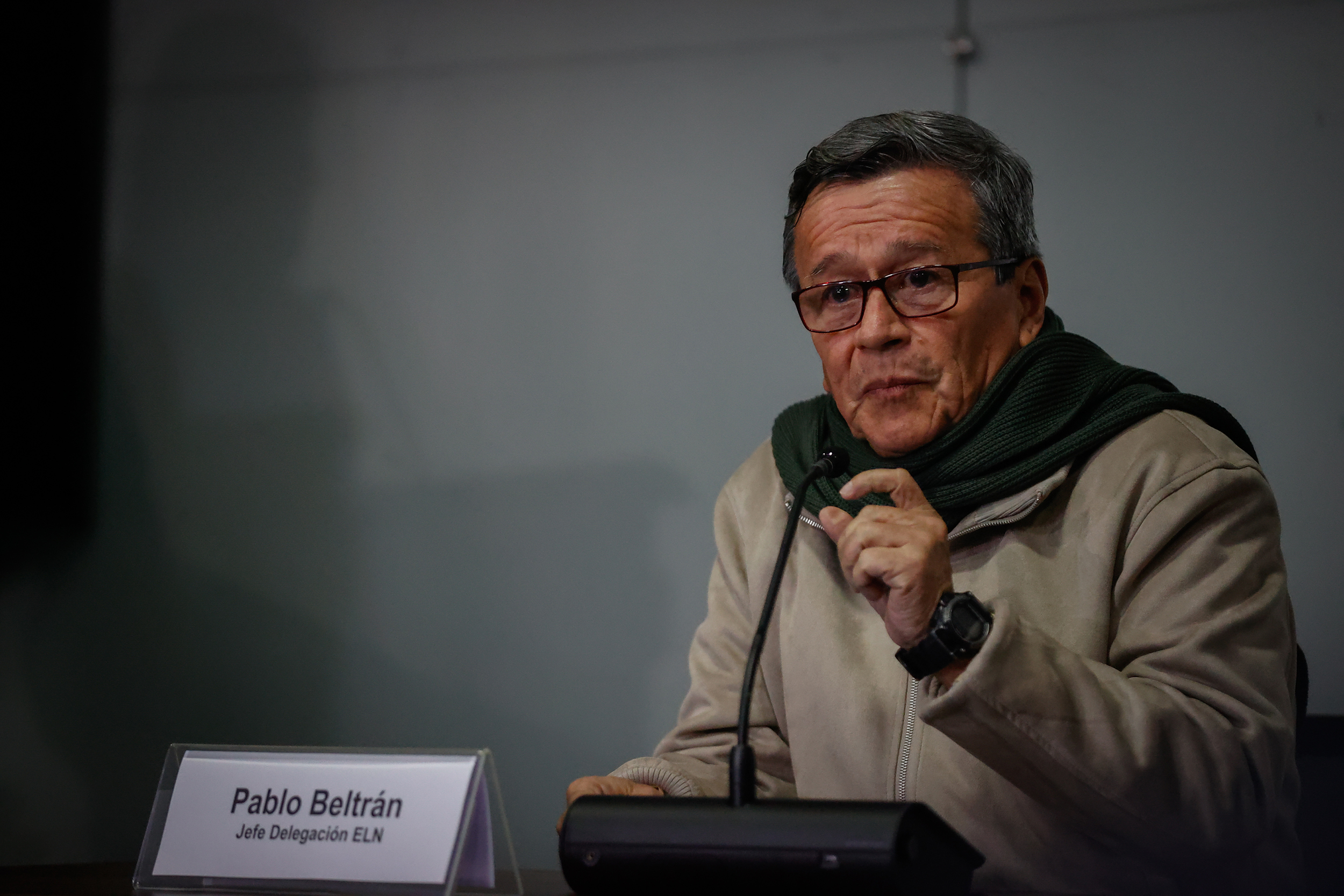 BOGOTÁ, COLOMBIA - 10 DE OCTUBRE: El principal negociador del grupo guerrillero Ejército de Liberación Nacional (ELN), Israel Ramírez Pineda, también conocido como Pablo Beltrán, emite una declaración colectiva a los medios junto con Otty Patiño (no visto), el principal negociador del gobierno colombiano. Gobierno, realizando una mesa de diálogo de paz en Bogotá el 10 de octubre de 2023. El gobierno de Gustavo Petro ha estado en conversaciones con los rebeldes del ELN desde noviembre de 2022, trasladando sus discusiones a varios lugares en Cuba, México y Venezuela. Sin embargo, esto marca la primera instancia en la que las negociaciones se llevarán a cabo dentro de la propia Colombia en Bogotá, Colombia, el 10 de octubre de 2023. (Foto de Juancho Torres/Anadolu vía Getty Images)