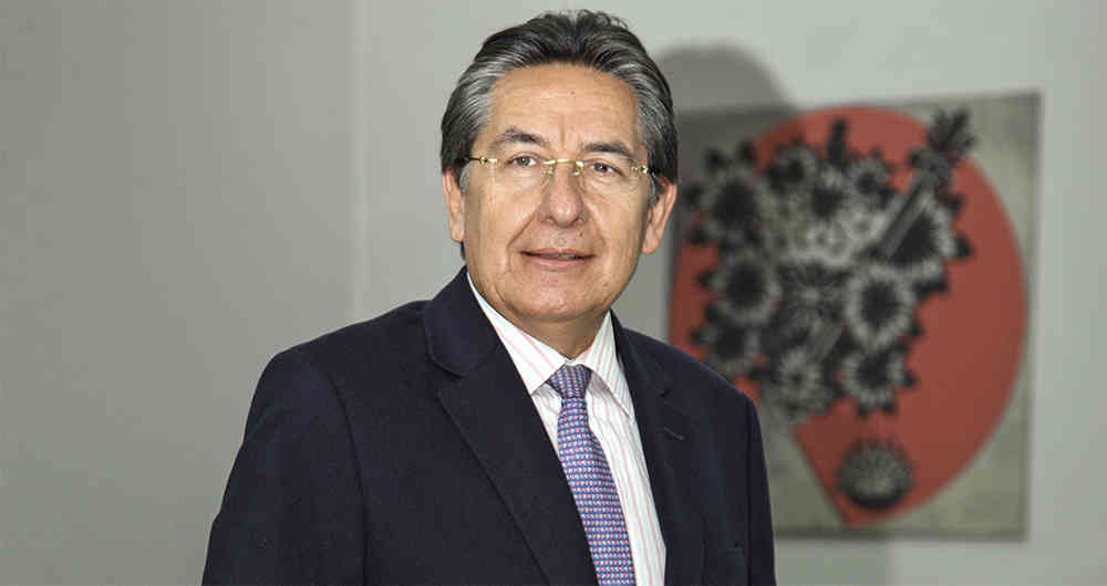 Martínez explicó en la W Radio el sentido de sus posiciones jurídicas frente al proceso de paz. Pero no le fue tan bien en lo relacionado con sus conflictos de interés.