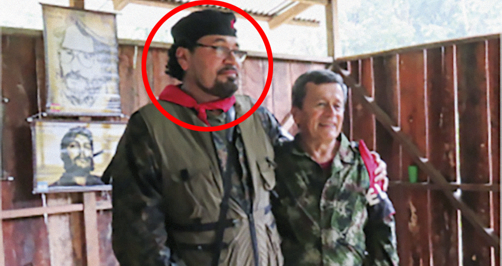  Alias Fabián cambiaba constantemente su apariencia física. En la foto de arriba está con los jefes del ELN, en el cuarto congreso de esa guerrilla, en 2006. En la imagen de la izquierda, abajo, está acompañado por Pablo Beltrán.