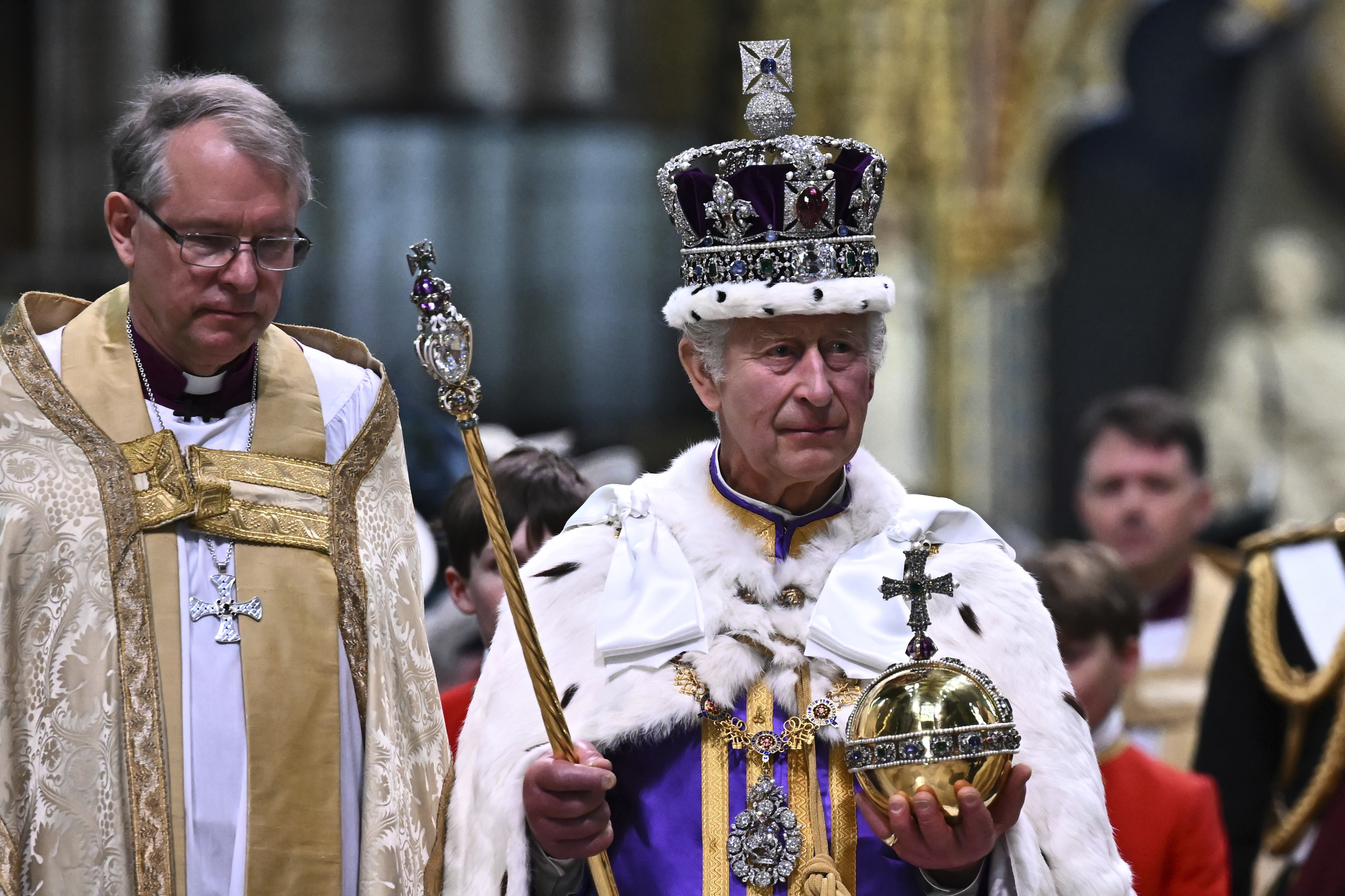 El Rey Carlos III de Gran Bretaña con la Corona Imperial del Estado y el Orbe y el Cetro del Soberano sale de la Abadía de Westminster después de su coronación en el centro de Londres el sábado 6 de mayo de 2023. (Ben Stansall/POOL photo vía AP)