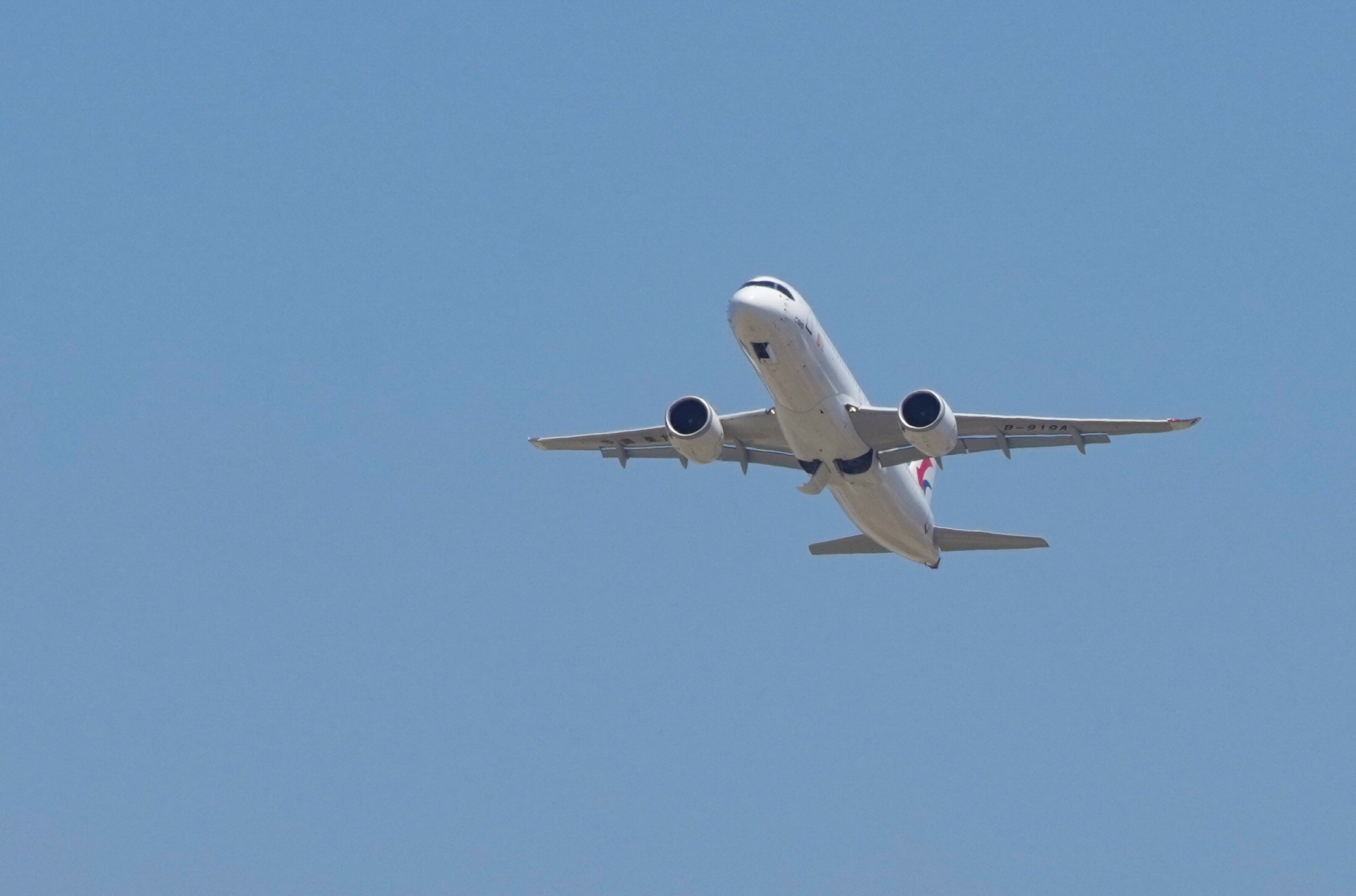 Un Comac C919, el primer gran avión de pasajeros de China, vuela en su primer vuelo comercial desde el Aeropuerto Internacional de Shanghái Hongqiao en Shanghái, China