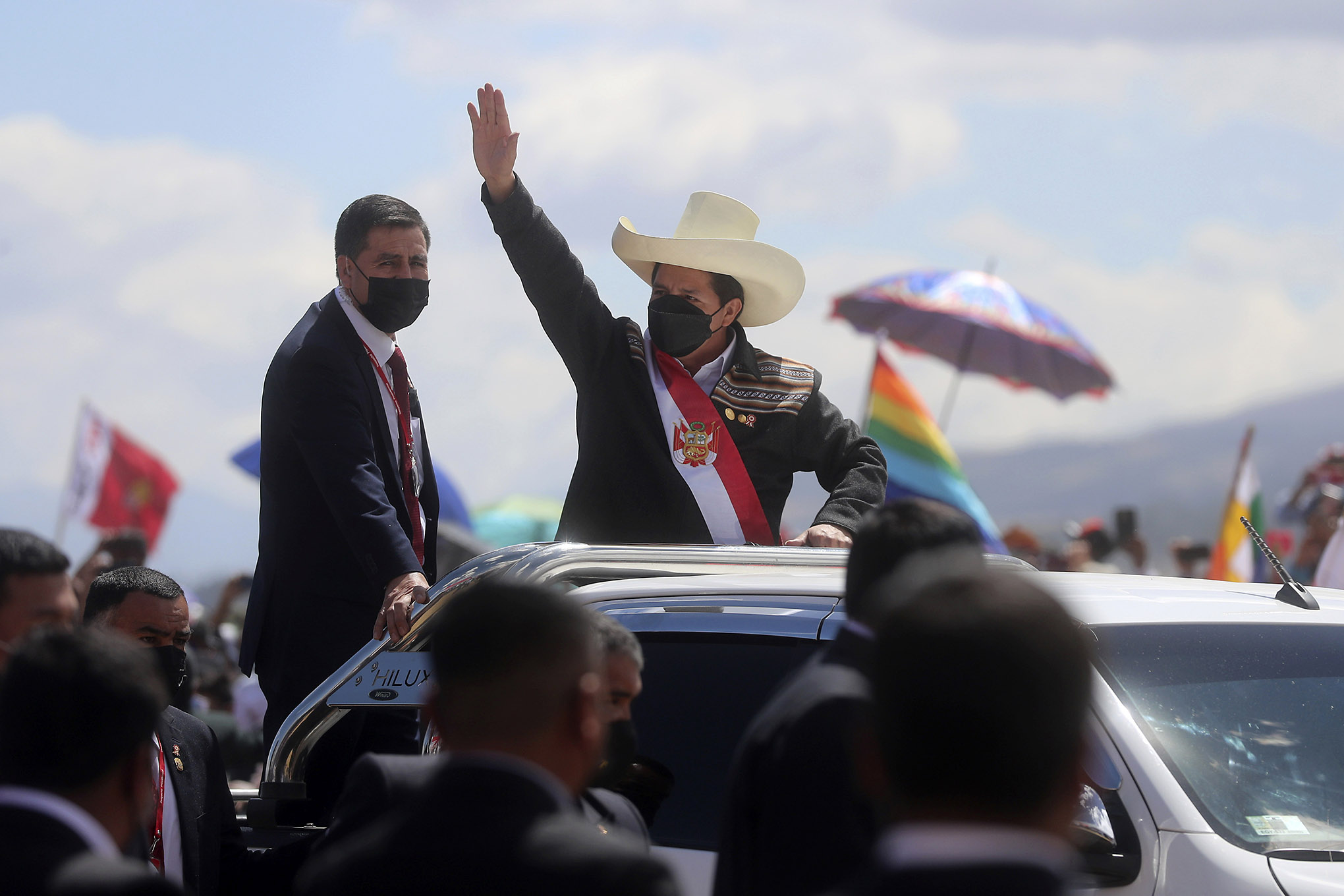 El presidente peruano Pedro Castillo llega a una ceremonia simbólica de juramento en el sitio de la Batalla de Ayacucho de 1824, que selló la independencia de España, en la Pampa de la Quinua como parte de las celebraciones del bicentenario de Perú en Ayacucho, Perú, el jueves de julio. El 29 de febrero de 2021, al día siguiente de su juramentación oficial como presidente. Foto: AP / Ernesto Arias.