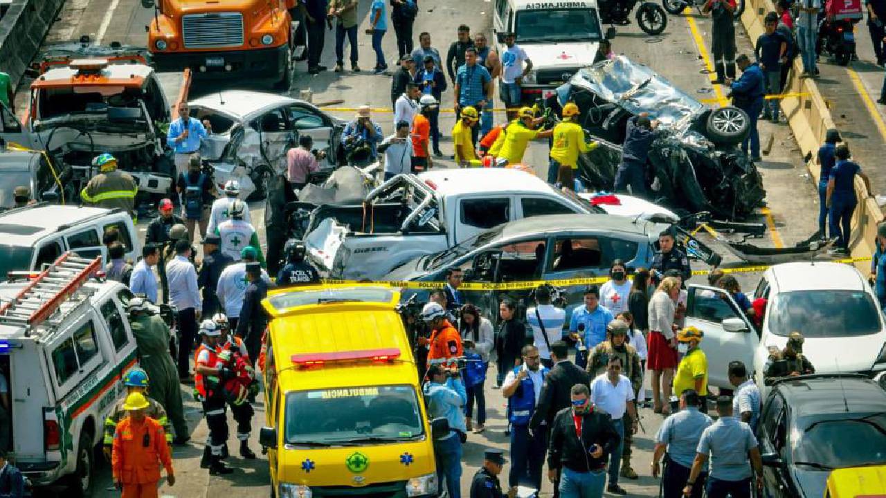 El siniestro vial en San Salvador se saldó con dos muertos y varios heridos.