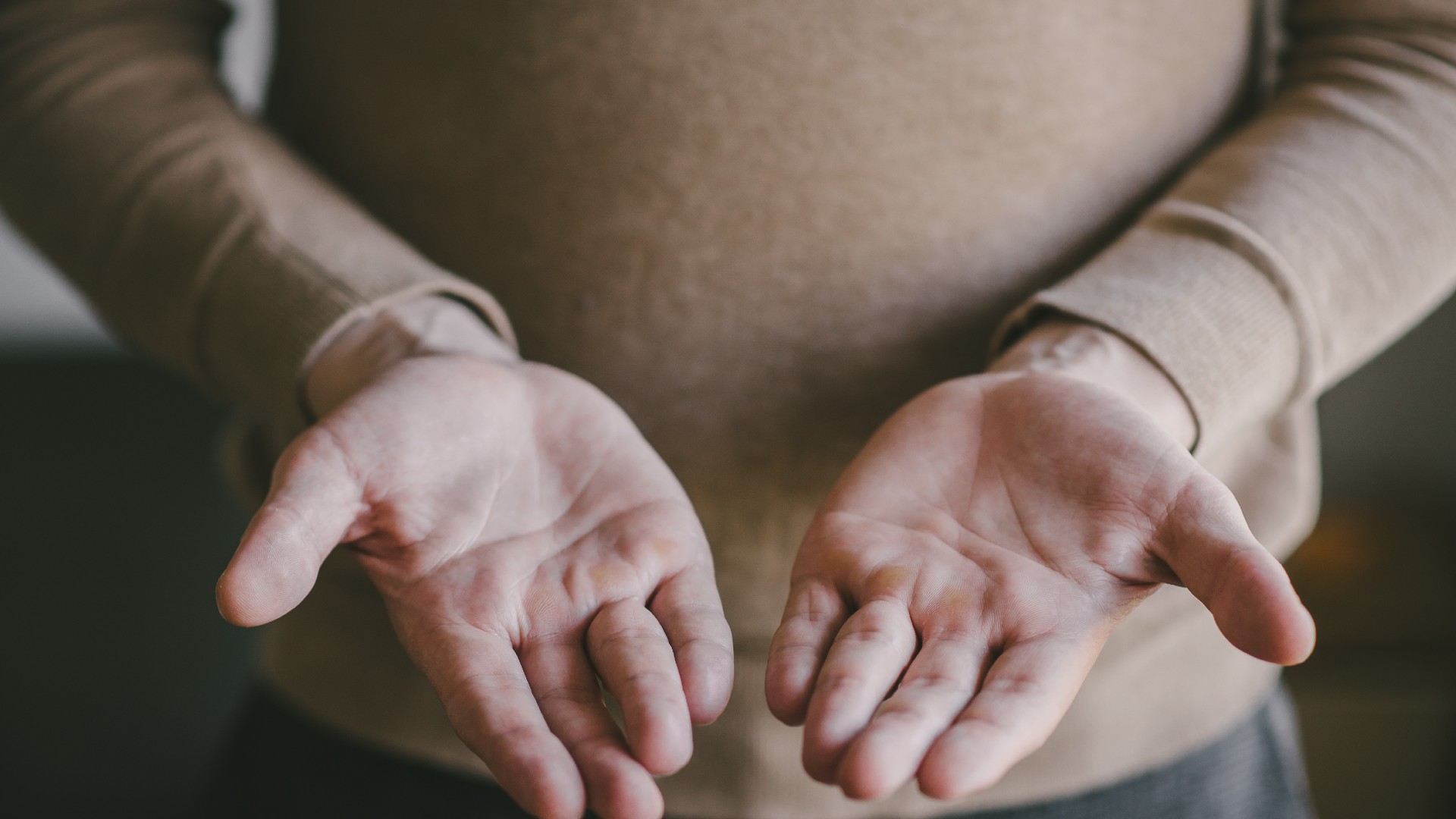 Las manos son, junto al cuello, uno de los principales indicadores de la edad.