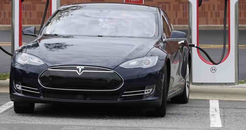 Onverschilligheid ga sightseeing Ansichtkaart Elon Musk baja el precio del Tesla Model 3