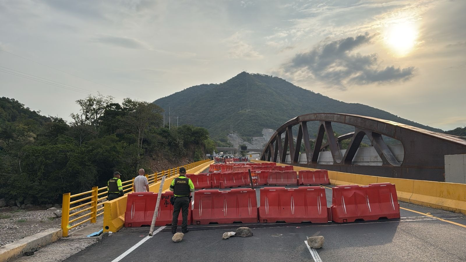 El bloqueo de la vía podría durar al menos seis horas.