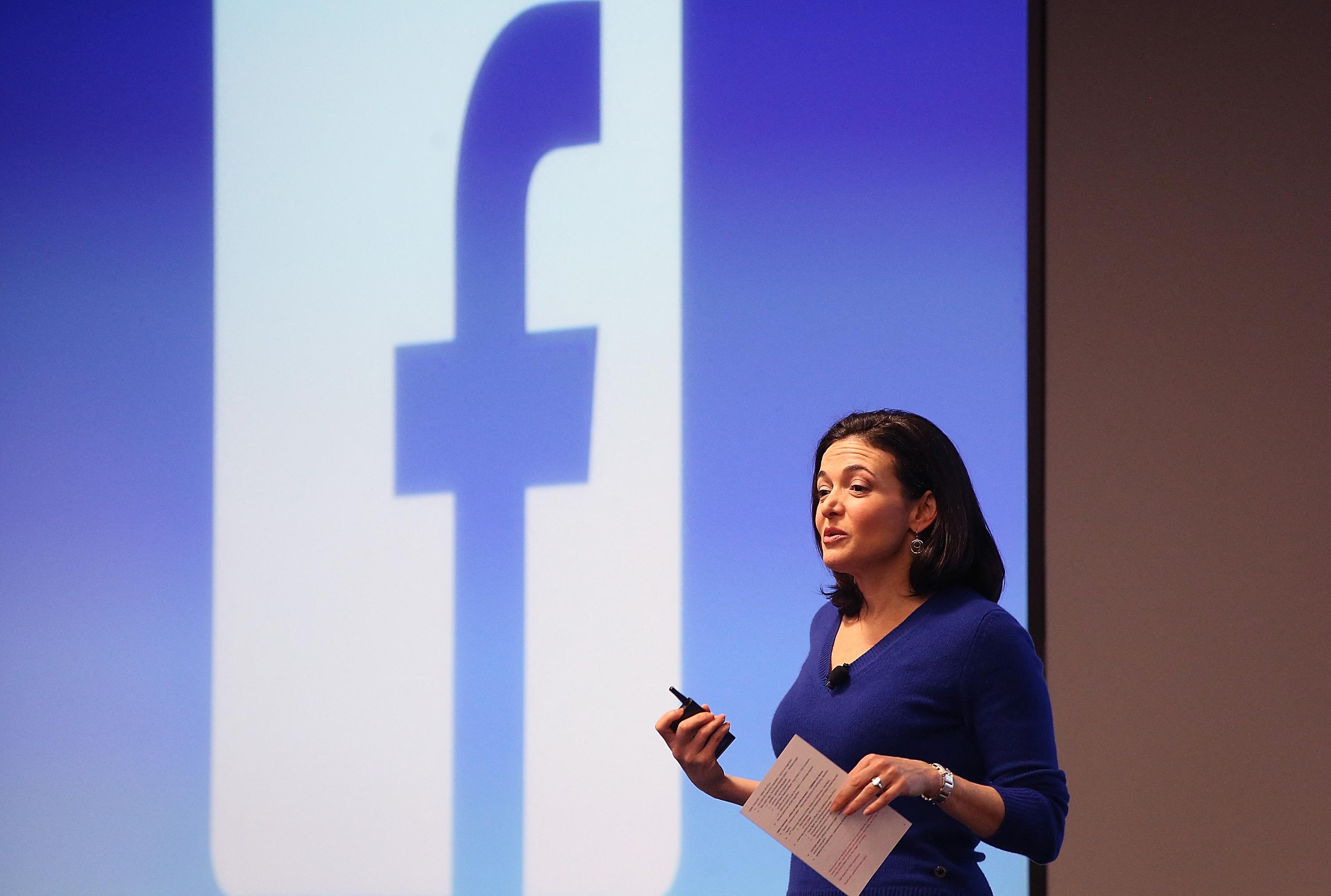 (ARCHIVOS) En esta foto de archivo tomada el 10 de febrero de 2015, la directora de operaciones de Facebook, Sheryl Sandberg, habla durante un evento del Día de Internet Segura en la sede de Facebook en Menlo Park, California. - La segunda ejecutiva más poderosa de Meta, Sheryl Sandberg, dijo el 1 de junio de 2022 que dejará el gigante tecnológico, 14 años después de haber sido contratada por el cofundador de Facebook, Mark Zuckerberg. (Foto de JUSTIN SULLIVAN / GETTY IMAGES NORTEAMÉRICA / AFP)