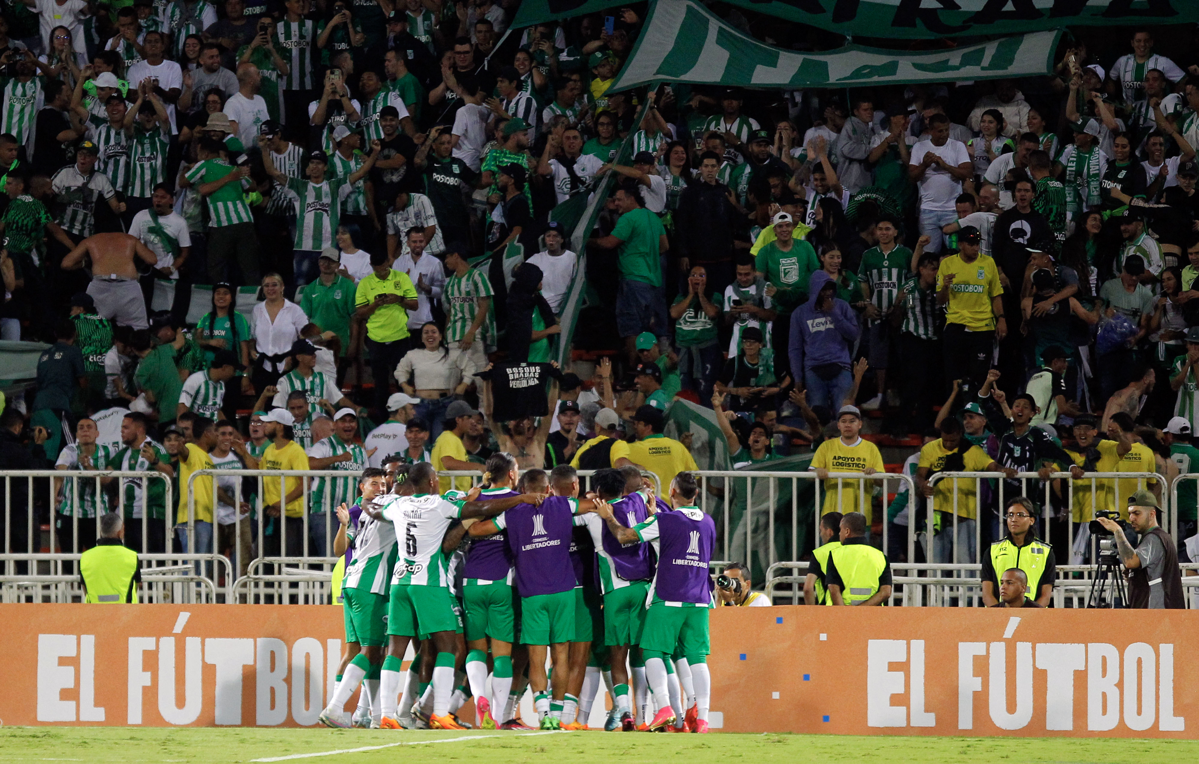 Atlético Nacional celebrando un gol frente a su hinchada