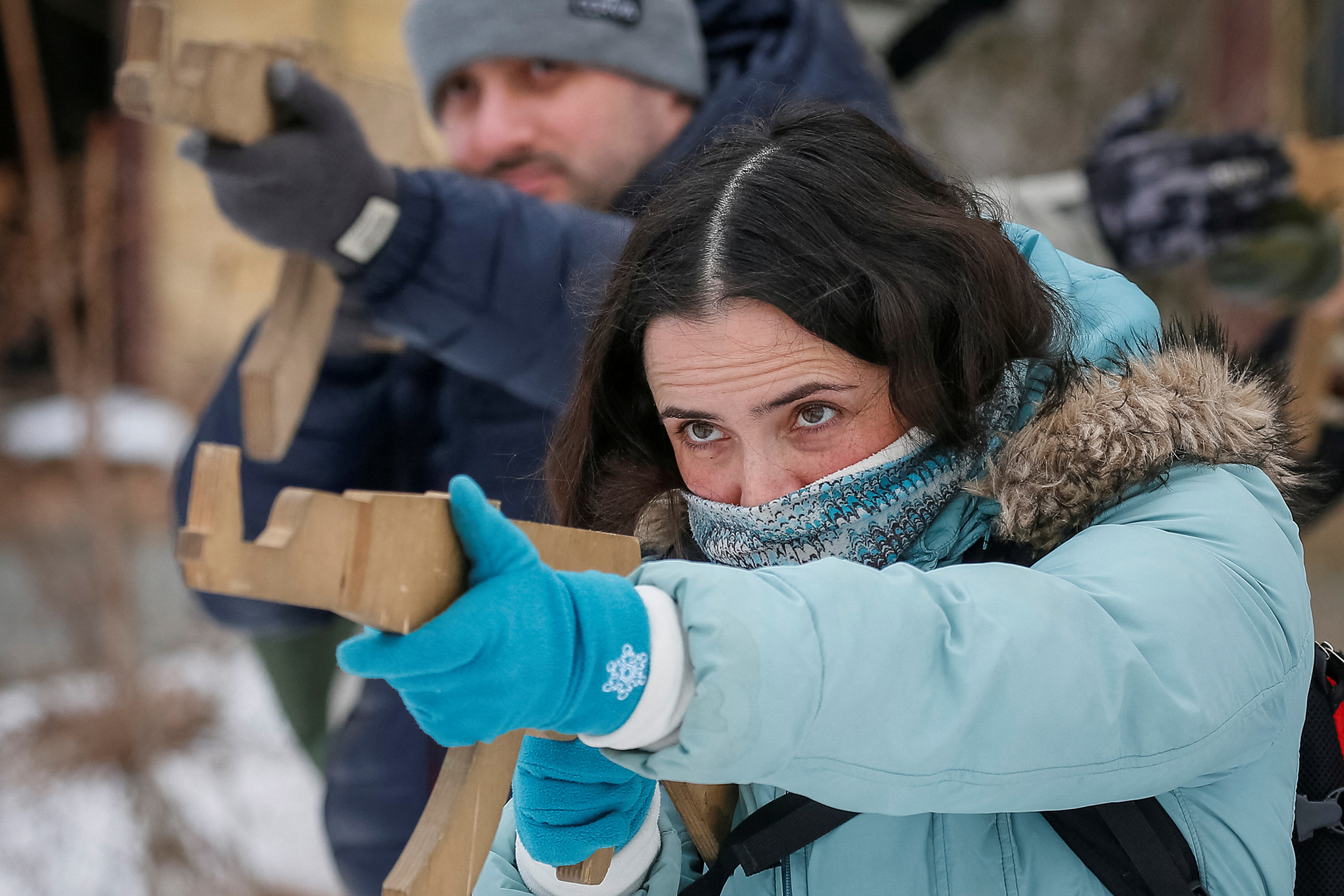 La gente participa en un ejercicio militar para civiles realizado por veteranos del batallón Azov de la Guardia Nacional de Ucrania, en medio de la amenaza de una invasión rusa, en Kiev, Ucrania, el 30 de enero de 2022. Foto REUTERS/Gleb Garanich