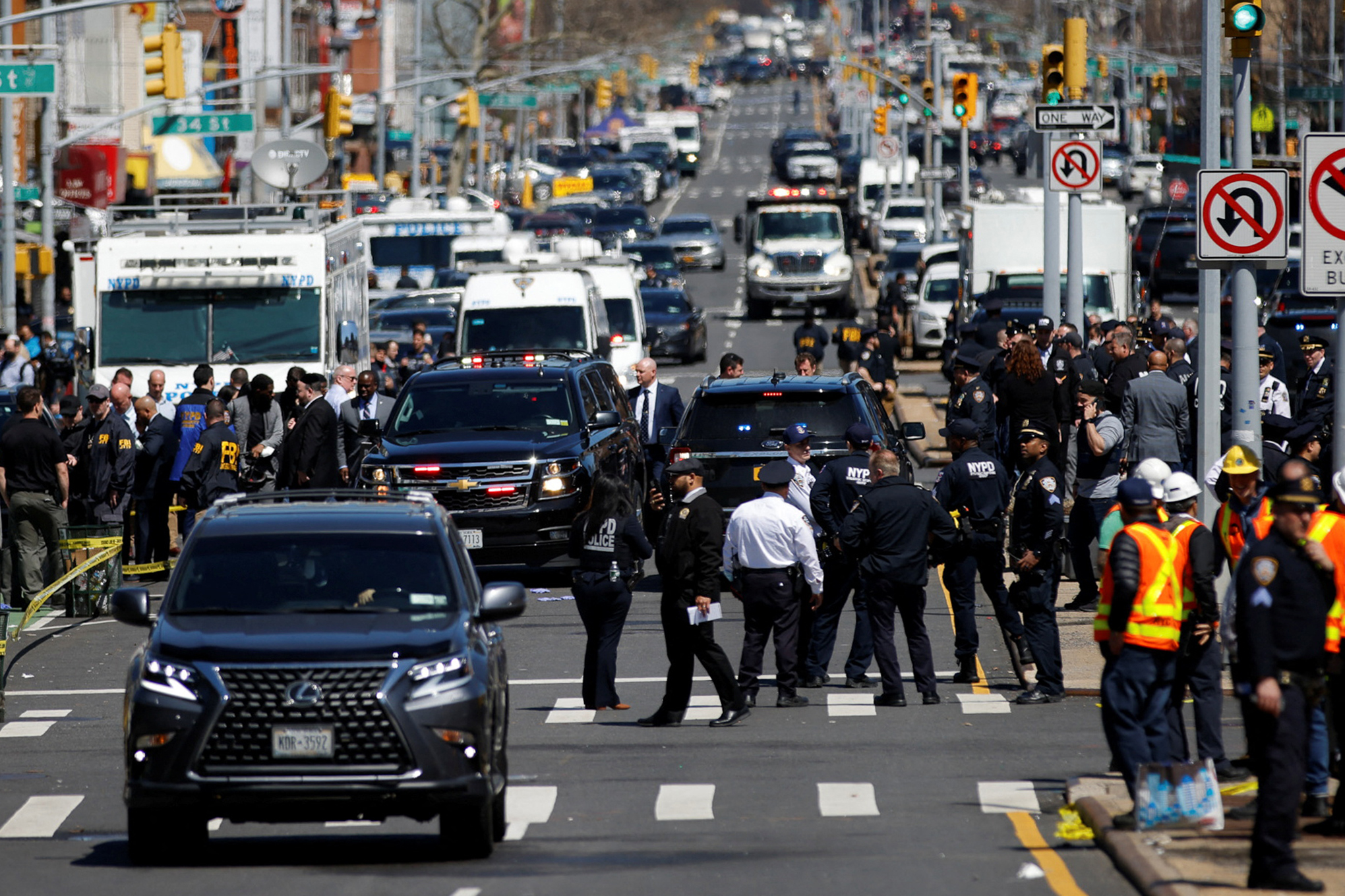 Personal de emergencia trabaja en la escena de un tiroteo en una estación de metro en el distrito de Brooklyn de la ciudad de Nueva York, Nueva York, EE. UU., 12 de abril de 2022. Foto REUTERS/Eduardo Muñoz