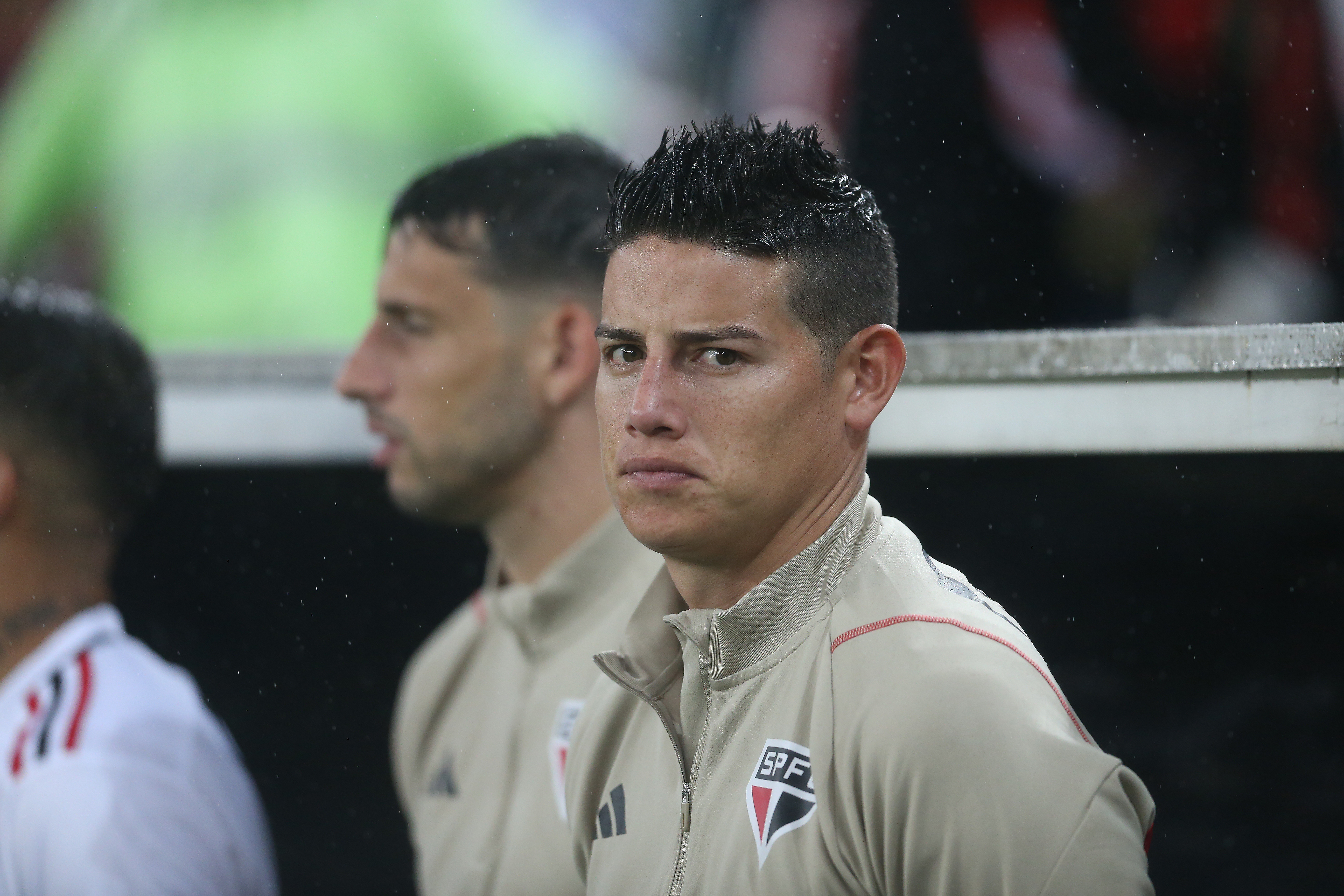 James Rodríguez en el banquillo de Sao Paulo.
