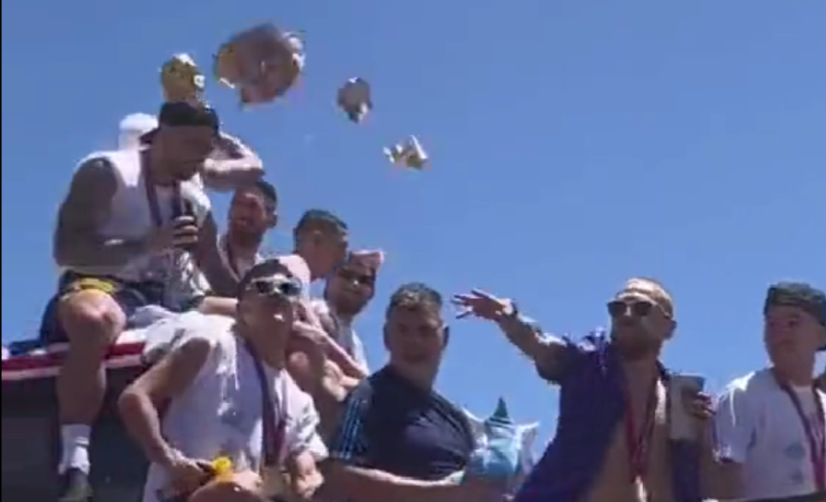 Jugadores de Argentina celebraron junto a los millones de fanáticos el título conseguido en Qatar.