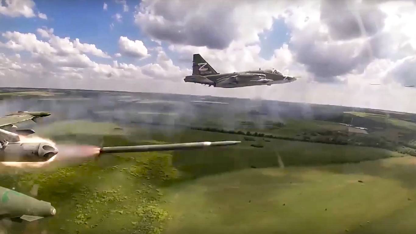 En esta foto difundida por el Servicio de Prensa del Ministerio de Defensa ruso el sábado 2 de julio de 2022, un avión de ataque terrestre ruso Su-25 dispara cohetes en una misión en un lugar no revelado de Ucrania. Desde entonces, Rusia ha sido más cuidadosa, golpeando las posiciones ucranianas en el Donbás con una artillería implacable y ataques aéreos antes de mover cualquier tropa. Foto: Servicio de Prensa del Ministerio de Defensa ruso vía AP, archivo.