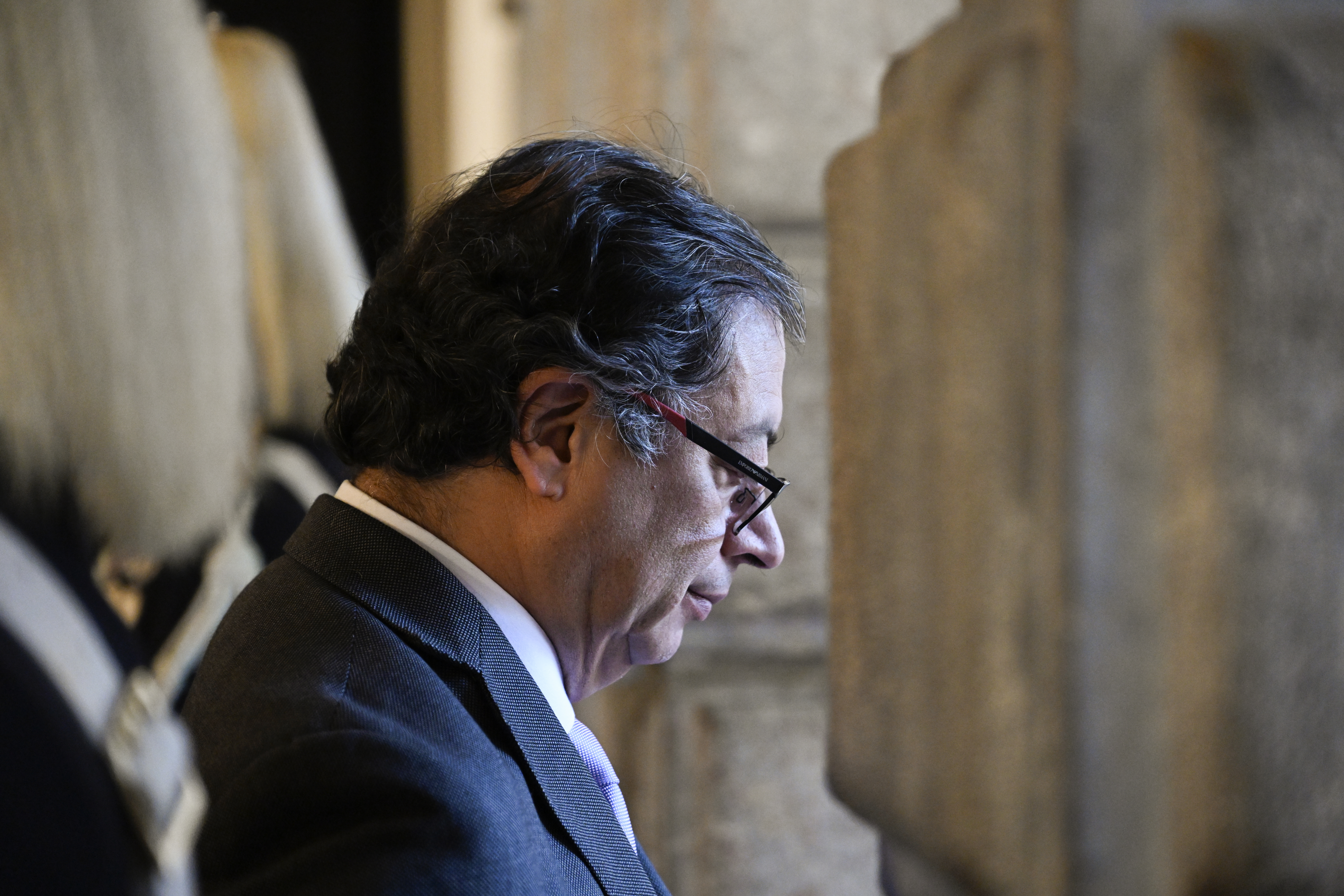 El presidente de Colombia, Gustavo Petro, sale al final de su reunión con el homólogo portugués, Marcelo Rebelo de Sousa, del Palacio Presidencial de Belem, el 7 de mayo de 2023, en Lisboa (Portugal)